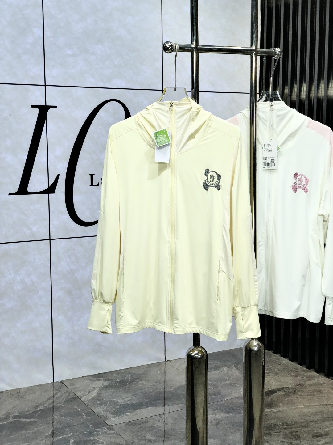 NO:425383,.Covered mouth, lightweight, breathable and comfortable!  The same style for men and women. Specially supplied imported fabric hooded skin clothing anti-ultraviolet rays series thin and light summer savior!  I can weld this sunscreen to my body. It hurts to be chased by the sun when I go out in summer. Who knows it!  Until I met EZ's hooded skin coat. When I put it on, it was like a moving parasol for the skin. It is made of imported fabrics, which are extremely light and you can hardly feel its existence when worn, just like the second layer of skin. The breathability is even more amazing. When the wind blows, the heat will quickly dissipate, keeping it refreshing at all times, and you no longer have to worry about sweating and wetting the back of the clothes. The sun protection is directly full, which can resist ultraviolet rays in all directions, allowing you to play in the sun without any fear of being tanned and sunburned. The hooded design is super considerate, with an extra layer of protection, and also add a 'sun protection shield' to the face. The style is simple and fashionable. You can easily grasp the fashionable feeling when you are commuting, outdoor sports, and wearing jeans or sports pants. With it, you will no longer be afraid of sunlight when traveling in summer!  Family members, hurry up while there is an activity, buy early and enjoy it early!  s-3xL.m wear 175/130 catties, Moncler, jeans, hats, alexander wang19860909.蒙口.轻盈透气舒适！男女同款.特供进口面料连帽款皮肤衣防嗮紫外线衣系列轻薄外夏日救星！这件防晒衣我能焊在身上 夏天出门被太阳追着烤的痛,h谁懂啊！直到我遇到EZ家这款连帽皮肤衣,穿上它,8就像给肌肤撑起了一把移动的遮阳伞. 它用的是特供进口面料,轻盈得不像话,穿上几乎感觉不到它的存在,就像第二层肌肤.透气性能更是一绝,风一吹,热气迅速散去,时刻保持清爽,再也不用担心汗湿衣背. 防晒力直接拉满,能全方位抵御紫外线,让你在阳光下肆意玩耍,完全不怕被晒黑晒伤.连帽设计超贴心,多一层防护,给脸部也加上“防晒盾” . 款式简约又时尚,日常通勤、户外运动,搭牛仔裤或者运动裤,都能轻松拿捏时尚感. 有了它,夏日出行不再怕晒！家人们,趁有活动赶紧冲,早买早享受！s-3xL.m穿175/130斤,,Moncler,jeans,hats,alexander wang,Men's clothing