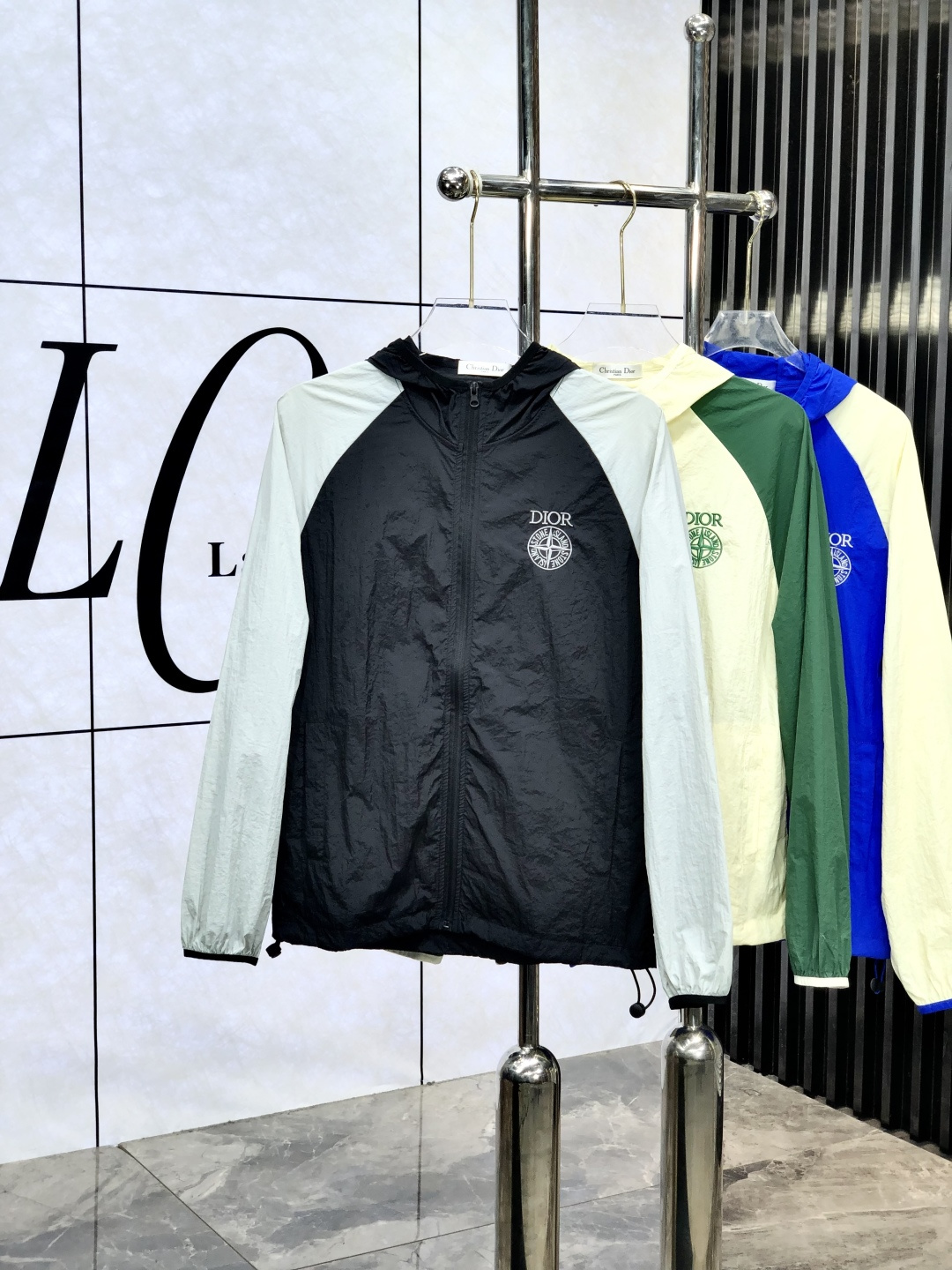 NO:425390,.Dior. Lightweight, breathable and comfortable!  The same style for men and women. Specially supplied imported fabric hooded skin clothing anti-ultraviolet rays series thin and light summer savior!  I can weld this sunscreen to my body. It hurts to be chased by the sun when I go out in summer. Who knows it!  Until I met EZ's hooded skin coat. When I put it on, it was like a moving parasol for the skin. It is made of imported fabrics, which are extremely light and you can hardly feel its existence when worn, just like the second layer of skin. The breathability is even more amazing. When the wind blows, the heat will quickly dissipate, keeping it refreshing at all times, and you no longer have to worry about sweating and wetting the back of the clothes. The sun protection is directly full, which can resist ultraviolet rays in all directions, allowing you to play in the sun without any fear of being tanned and sunburned. The hooded design is super considerate, with an extra layer of protection, and also add a 'sun protection shield' to the face. The style is simple and fashionable. You can easily grasp the fashionable feeling when you are commuting, outdoor sports, and wearing jeans or sports pants. With it, you will no longer be afraid of sunlight when traveling in summer!  Family members, hurry up while there is an activity, buy early and enjoy it early!  m-3xL.m wear 175/130 catties,dior,jeans,hats,alexander wang19860909.Dior.轻盈透气舒适！男女同款.特供进口面料连帽款皮肤衣防嗮紫外线衣系列轻薄外夏日救星！这件防晒衣我能焊在身上 夏天出门被太阳追着烤的痛,h谁懂啊！直到我遇到EZ家这款连帽皮肤衣,穿上它,8就像给肌肤撑起了一把移动的遮阳伞. 它用的是特供进口面料,轻盈得不像话,穿上几乎感觉不到它的存在,就像第二层肌肤.透气性能更是一绝,风一吹,热气迅速散去,时刻保持清爽,再也不用担心汗湿衣背. 防晒力直接拉满,能全方位抵御紫外线,让你在阳光下肆意玩耍,完全不怕被晒黑晒伤.连帽设计超贴心,多一层防护,给脸部也加上“防晒盾” . 款式简约又时尚,日常通勤、户外运动,搭牛仔裤或者运动裤,都能轻松拿捏时尚感. 有了它,夏日出行不再怕晒！家人们,趁有活动赶紧冲,早买早享受！m-3xL.m穿175/130斤,,dior,jeans,hats,alexander wang,Men's clothing