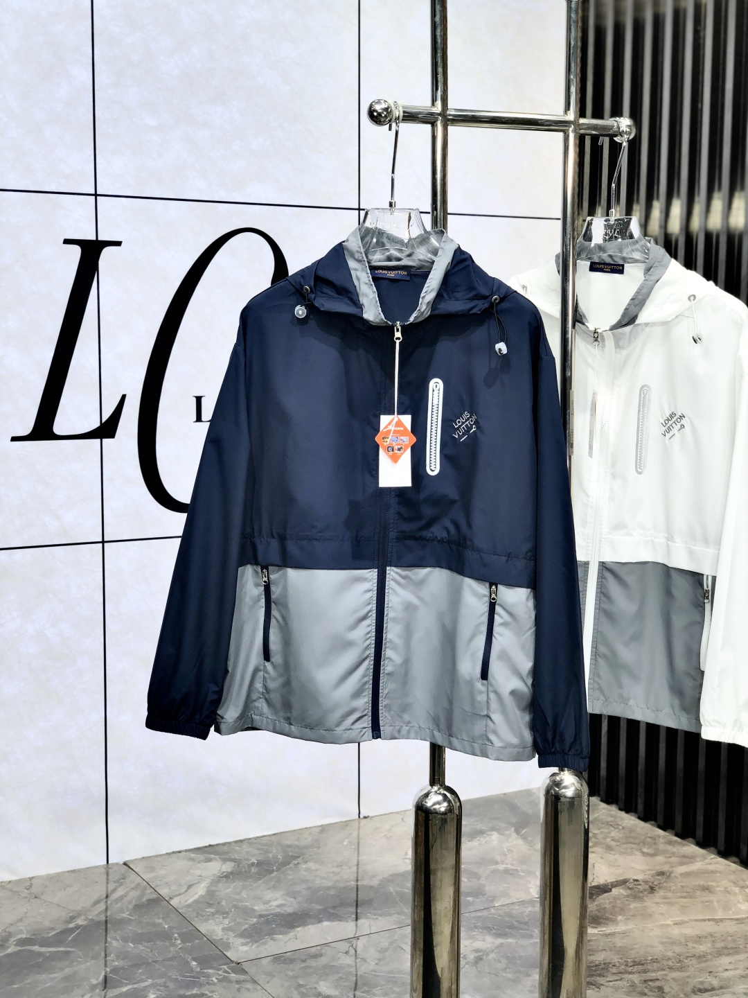 NO:425397,.Lv. Lightweight, breathable and comfortable!  The same style for men and women. Specially supplied imported fabric hooded skin clothing anti-ultraviolet rays series thin and light summer savior!  I can weld this sunscreen to my body. It hurts to be chased by the sun when I go out in summer. Who knows it!  Until I met EZ's hooded skin coat. When I put it on, it was like a moving parasol for the skin. It is made of imported fabrics, which are extremely light and you can hardly feel its existence when worn, just like the second layer of skin. The breathability is even more amazing. When the wind blows, the heat will quickly dissipate, keeping it refreshing at all times, and you no longer have to worry about sweating and wetting the back of the clothes. The sun protection is directly full, which can resist ultraviolet rays in all directions, allowing you to play in the sun without any fear of being tanned and sunburned. The hooded design is super considerate, with an extra layer of protection, and also add a 'sun protection shield' to the face. The style is simple and fashionable. You can easily grasp the fashionable feeling when you are commuting, outdoor sports, and wearing jeans or sports pants. With it, you will no longer be afraid of sunlight when traveling in summer!  Family members, hurry up while there is an activity, buy early and enjoy it early!  m-3xL.m wear 175/130 catties, louis vuitton, jeans, hats, alexander wang19860909.Lv.轻盈透气舒适！男女同款.特供进口面料连帽款皮肤衣防嗮紫外线衣系列轻薄外夏日救星！这件防晒衣我能焊在身上 夏天出门被太阳追着烤的痛,h谁懂啊！直到我遇到EZ家这款连帽皮肤衣,穿上它,8就像给肌肤撑起了一把移动的遮阳伞. 它用的是特供进口面料,轻盈得不像话,穿上几乎感觉不到它的存在,就像第二层肌肤.透气性能更是一绝,风一吹,热气迅速散去,时刻保持清爽,再也不用担心汗湿衣背. 防晒力直接拉满,能全方位抵御紫外线,让你在阳光下肆意玩耍,完全不怕被晒黑晒伤.连帽设计超贴心,多一层防护,给脸部也加上“防晒盾” . 款式简约又时尚,日常通勤、户外运动,搭牛仔裤或者运动裤,都能轻松拿捏时尚感. 有了它,夏日出行不再怕晒！家人们,趁有活动赶紧冲,早买早享受！m-3xL.m穿175/130斤,,louis vuitton,jeans,hats,alexander wang,Men's clothing