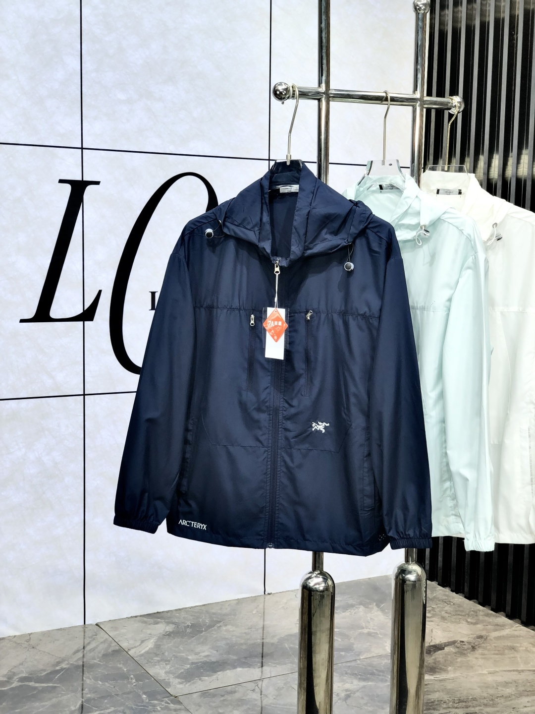 NO:425402,.Architecture bird. Light, breathable and comfortable!  The same style for men and women. Specially supplied imported fabric hooded skin clothing anti-ultraviolet rays series thin and light summer savior!  I can weld this sunscreen to my body. It hurts to be chased by the sun when I go out in summer. Who knows it!  Until I met EZ's hooded skin coat. When I put it on, it was like a moving parasol for the skin. It is made of imported fabrics, which are extremely light and you can hardly feel its existence when worn, just like the second layer of skin. The breathability is even more amazing. When the wind blows, the heat will quickly dissipate, keeping it refreshing at all times, and you no longer have to worry about sweating and wetting the back of the clothes. The sun protection is directly full, which can resist ultraviolet rays in all directions, allowing you to play in the sun without any fear of being tanned and sunburned. The hooded design is super considerate, with an extra layer of protection, and also add a 'sun protection shield' to the face. The style is simple and fashionable. You can easily grasp the fashionable feeling when you are commuting, outdoor sports, and wearing jeans or sports pants. With it, you will no longer be afraid of sunlight when traveling in summer!  Family members, hurry up while there is an activity, buy early and enjoy it early!  m-3xL.m wear 175/130 catties, arc'teryx, jeans, hats, alexander wang19860909.始祖鸟.轻盈透气舒适！男女同款.特供进口面料连帽款皮肤衣防嗮紫外线衣系列轻薄外夏日救星！这件防晒衣我能焊在身上 夏天出门被太阳追着烤的痛,h谁懂啊！直到我遇到EZ家这款连帽皮肤衣,穿上它,8就像给肌肤撑起了一把移动的遮阳伞. 它用的是特供进口面料,轻盈得不像话,穿上几乎感觉不到它的存在,就像第二层肌肤.透气性能更是一绝,风一吹,热气迅速散去,时刻保持清爽,再也不用担心汗湿衣背. 防晒力直接拉满,能全方位抵御紫外线,让你在阳光下肆意玩耍,完全不怕被晒黑晒伤.连帽设计超贴心,多一层防护,给脸部也加上“防晒盾” . 款式简约又时尚,日常通勤、户外运动,搭牛仔裤或者运动裤,都能轻松拿捏时尚感. 有了它,夏日出行不再怕晒！家人们,趁有活动赶紧冲,早买早享受！m-3xL.m穿175/130斤,arc'teryx,jeans,hats,alexander wang,Men's clothing