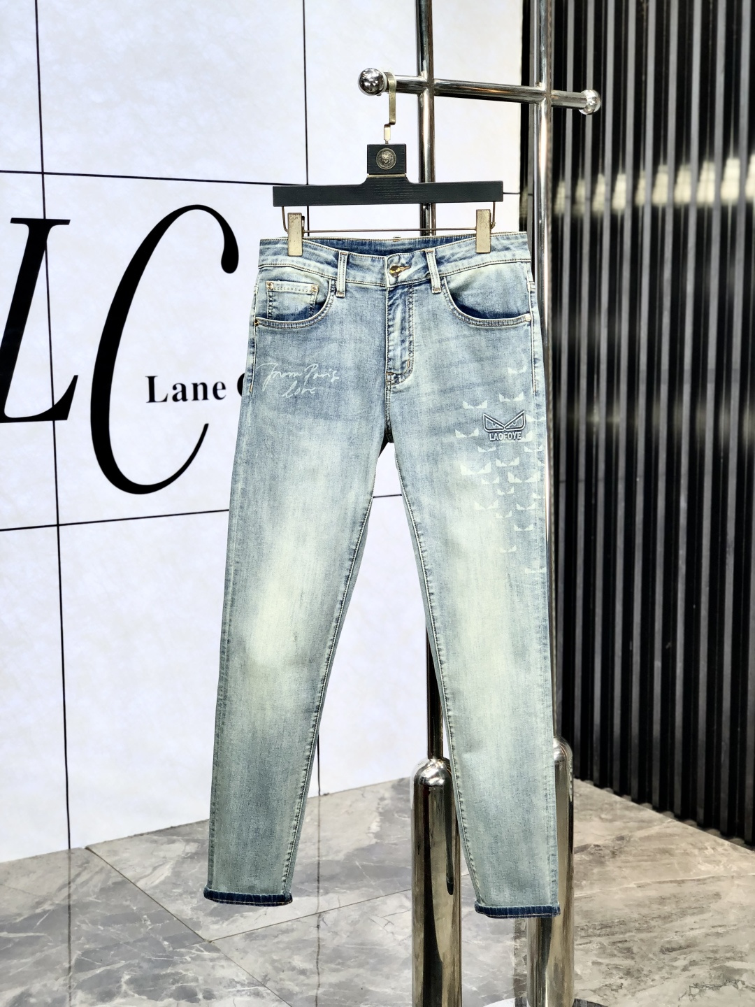 NO:160701,Fendi. The official counter on the official website is released simultaneously, 2025SS spring and summer new men's casual jeans, original single quality, customized original denim fabric for counter, logo pattern design, original hardware and accessories for b trousers, three-dimensional and clear, realistic effect, c super trendy and personalized, fashionable and stylish upper body!  Trendy men's must-have items, 28-38, fendi, jeans, alexander wang19860909芬迪.官网专柜同步发售,2025SS春夏新品男士休闲牛仔裤,原单品质,专柜定制原版牛仔面料,logo图案设计,b裤身原版五金辅料装饰,立体清晰,效果逼真,c超级潮流个性,上身时尚有型！潮男必备单品 码数28-38,,fendi,jeans,alexander wang,Men's clothing