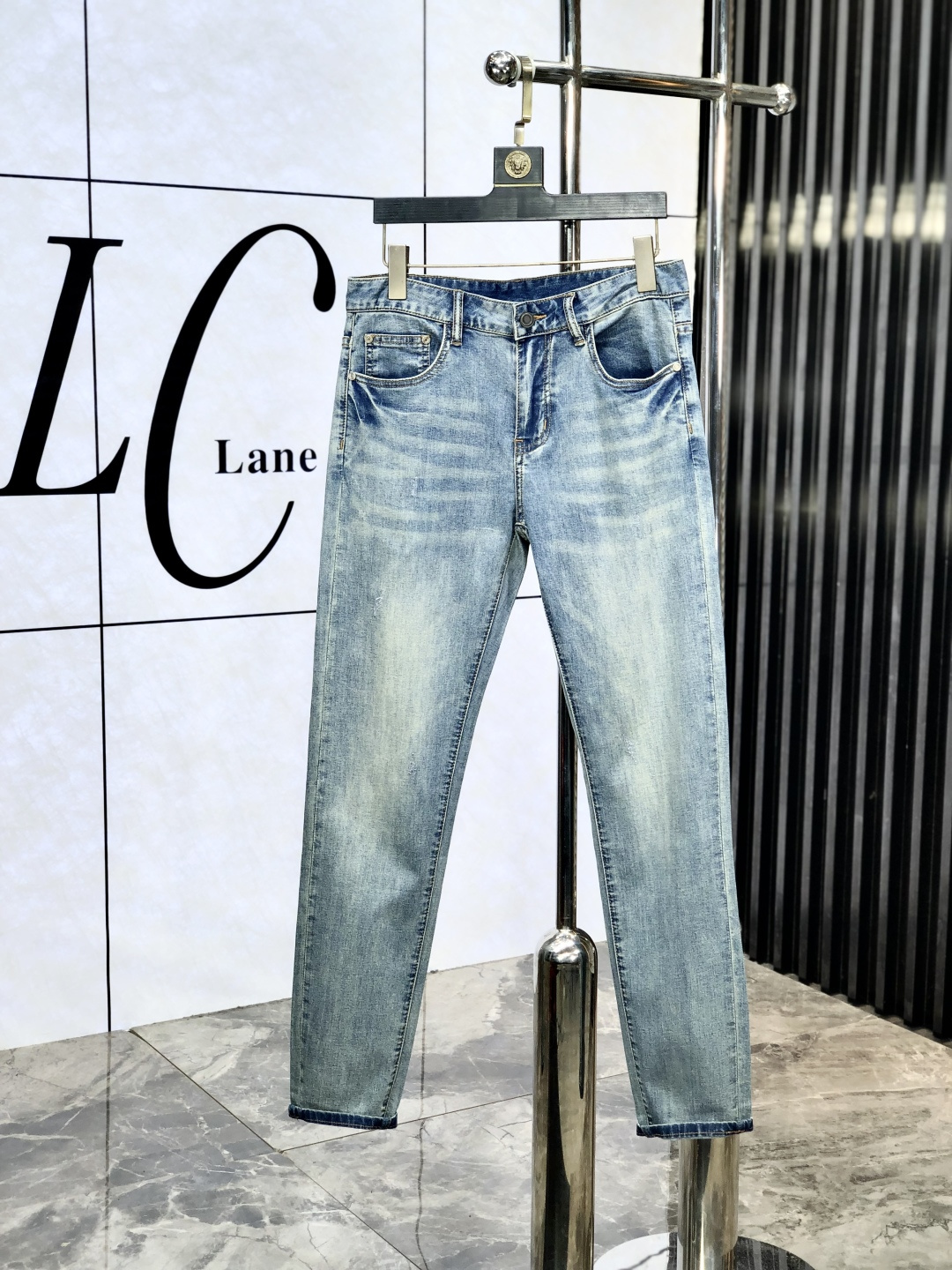 NO:160705,Fendi. The official counter on the official website is released simultaneously, 2025SS spring and summer new men's casual jeans, original single quality, customized original denim fabric for counter, logo pattern design, original hardware and accessories for b trousers, three-dimensional and clear, realistic effect, c super trendy and personalized, fashionable and stylish upper body!  Trendy men's must-have items, 28-38, fendi, jeans, alexander wang19860909芬迪.官网专柜同步发售,2025SS春夏新品男士休闲牛仔裤,原单品质,专柜定制原版牛仔面料,logo图案设计,b裤身原版五金辅料装饰,立体清晰,效果逼真,c超级潮流个性,上身时尚有型！潮男必备单品 码数28-38,,fendi,jeans,alexander wang,Men's clothing