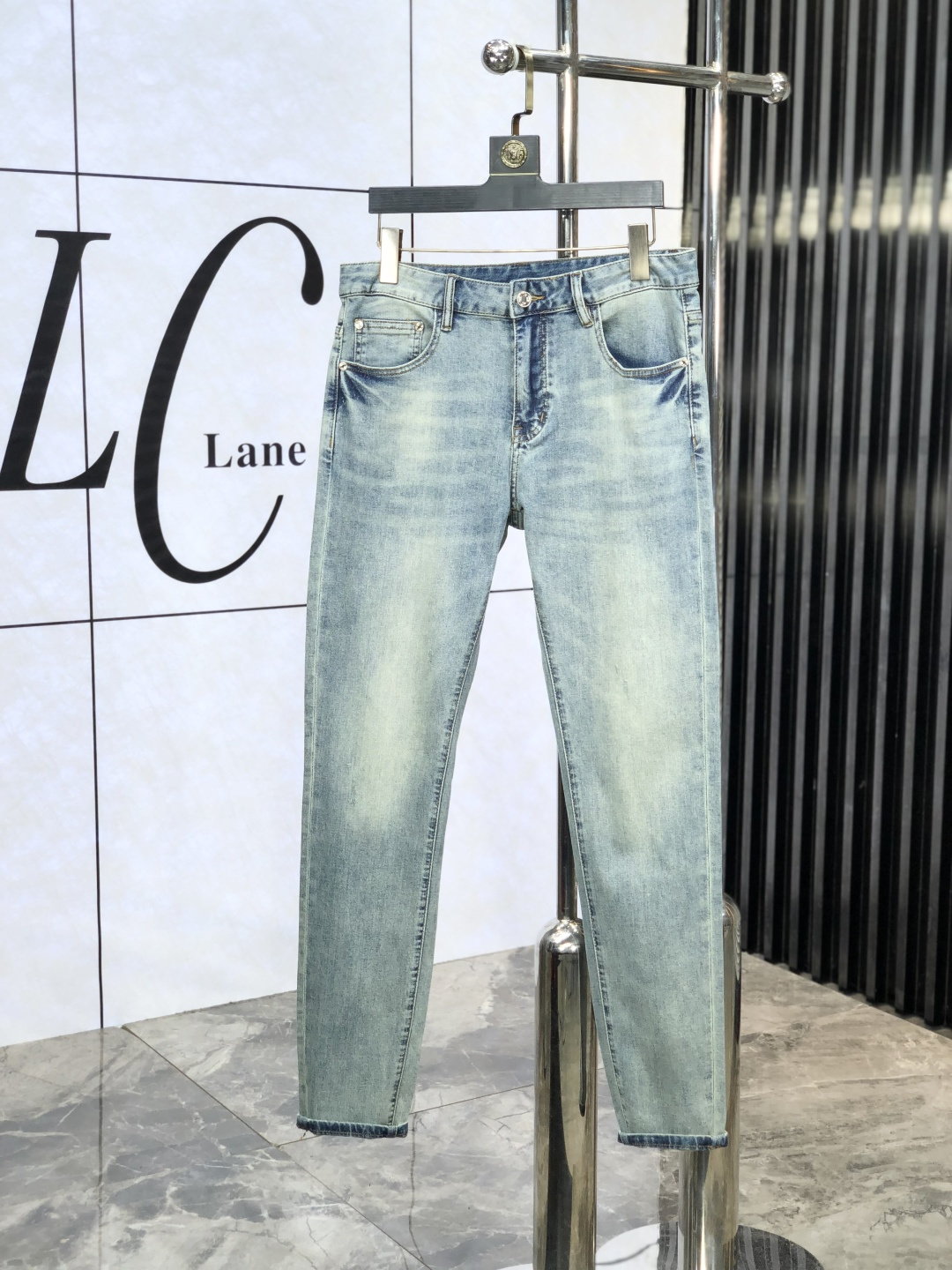 NO:160729,Lv. Official counters are released simultaneously, 2025SS spring and summer new men's casual jeans, original single quality, custom-made original denim fabrics for counters, logo pattern design, original hardware and accessories for b trousers, three-dimensional and clear, realistic effect, c super trendy personality, fashionable and stylish upper body!  Trendy men's must-have items 28-38, louis vuitton, jeans, alexander wang19860909Lv.官网专柜同步发售,2025SS春夏新品男士休闲牛仔裤,原单品质,专柜定制原版牛仔面料,logo图案设计,b裤身原版五金辅料装饰,立体清晰,效果逼真,c超级潮流个性,上身时尚有型！潮男必备单品 码数28-38,,louis vuitton,jeans,alexander wang,Men's clothing