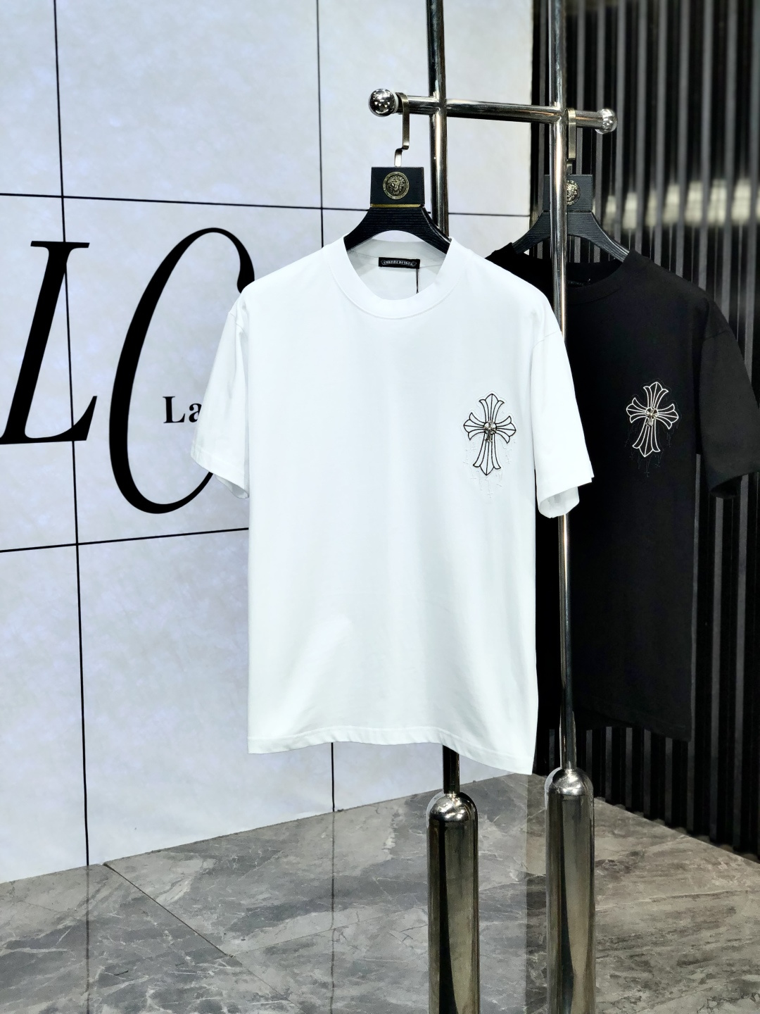 NO:160715,.Croxin. 2025 spring and summer new style letter logo round neck short-sleeved T-shirt, spring and summer casual outfit is essential, original pure cotton fabric. It is completely reflected in the high-end aesthetic workmanship, and the workmanship is more exquisite and atmospheric, with a strong three-dimensional feeling, which is very stunning, the fabric is soft and skin-friendly, and the upper body is a bit lazy and high-end feel. This wash T-T-T-T-T-T-T-T-T-T-T-T-T-T-T-T-T-T-T-T-T-T-T-T-T-T-T-T-T-T-T-T-T-T-T-T-T-T-T-T-T-T-T-T-T-T-T-T-T-T-T-T-T-T-T-T-T-T-T-T-T-T-T-T-T-T-T-T-T-T-T-T-T-T-T-T-T-T-T-T-T-T-T-T-T-T-T-T-T-T-T-T-T-T-T-T-T-T-T-T-T-T-T-T-T-T-T-T-T-T-T-T-T-T-T-T-T-T-T-T-T-T-T-T-T-T-T-T-T-T-T-T-T-T-T-T-T-T-T-T-T-T-T-T-T-T-T-T-T-T-T-T-T-T-T-T-T-T-T-T-T-T-T-T-T-T-T-T-T-T-T-T-T-T-T-T-T-T-T-T-T-T-T-T-T-T-T-T-T-T-T-T-T-T-T-T-T-T19860909.克罗心.2025春夏新款 字母logo圆领短袖t恤,春夏休闲穿搭必不可少,原版纯棉面料.完完全全体现在高级审美的做工上,做工更是精致大气,z立体感超强,非常惊艳,面料柔软亲肤,上身一丝丝慵懒又高级的feel,这款水洗t绝对是今年绝对的基础款之王,男女同款搭配穿出奢侈品高订的感觉.码数S-xxL.s穿175/130,,chrome hearts,T-shirt,tees，t-shirt,alexander wang,Men's clothing