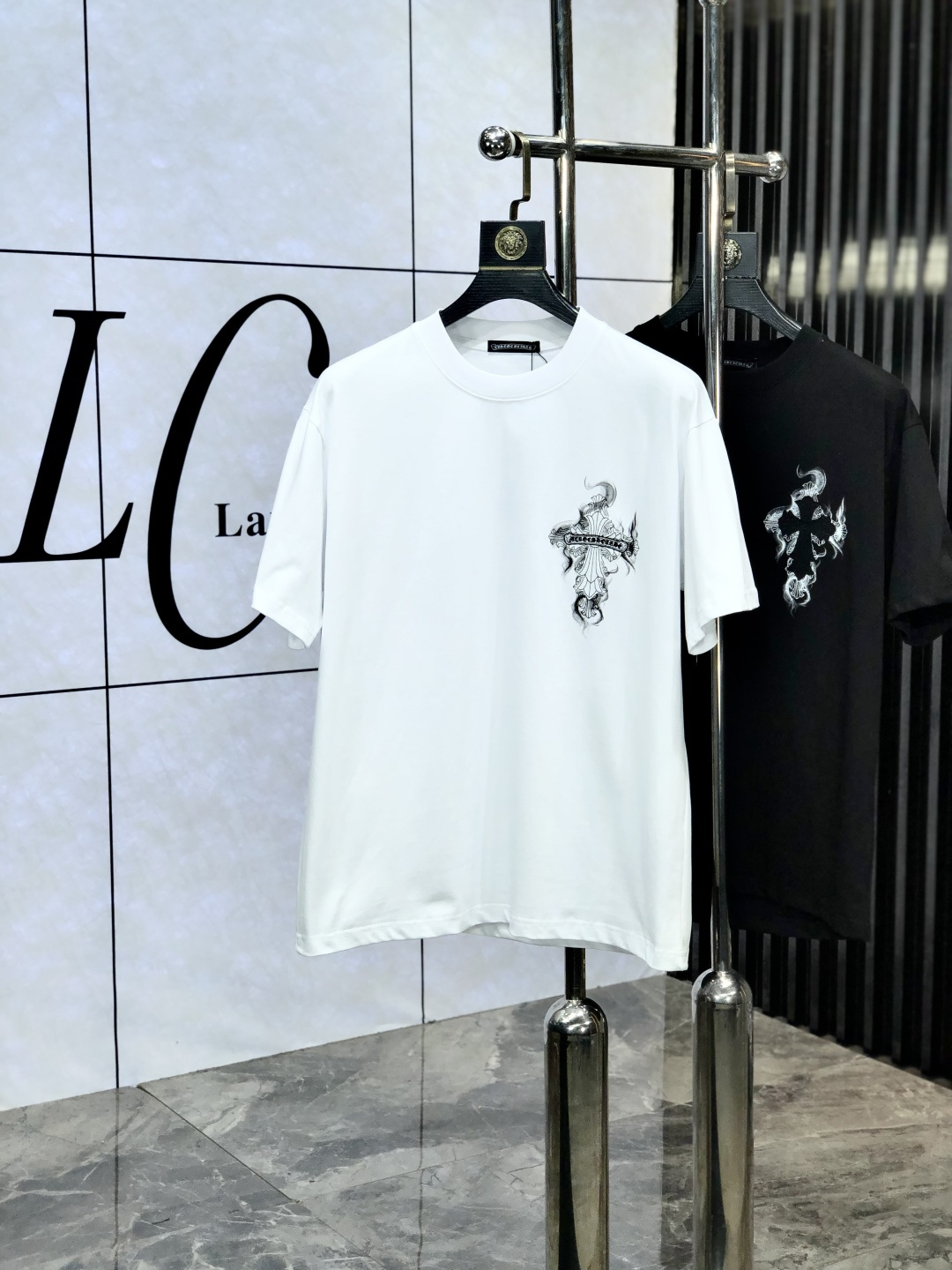 NO:160724,.Croxin. 2025 spring and summer new style letter logo round neck short-sleeved T-shirt, spring and summer casual outfit is essential, original pure cotton fabric. It is completely reflected in the high-end aesthetic workmanship, and the workmanship is more exquisite and atmospheric, with a strong three-dimensional feeling, which is very stunning, the fabric is soft and skin-friendly, and the upper body is a bit lazy and high-end feel. This wash T-T-T-T-T-T-T-T-T-T-T-T-T-T-T-T-T-T-T-T-T-T-T-T-T-T-T-T-T-T-T-T-T-T-T-T-T-T-T-T-T-T-T-T-T-T-T-T-T-T-T-T-T-T-T-T-T-T-T-T-T-T-T-T-T-T-T-T-T-T-T-T-T-T-T-T-T-T-T-T-T-T-T-T-T-T-T-T-T-T-T-T-T-T-T-T-T-T-T-T-T-T-T-T-T-T-T-T-T-T-T-T-T-T-T-T-T-T-T-T-T-T-T-T-T-T-T-T-T-T-T-T-T-T-T-T-T-T-T-T-T-T-T-T-T-T-T-T-T-T-T-T-T-T-T-T-T-T-T-T-T-T-T-T-T-T-T-T-T-T-T-T-T-T-T-T-T-T-T-T-T-T-T-T-T-T-T-T-T-T-T-T-T-T-T-T-T-T19860909.克罗心.2025春夏新款 字母logo圆领短袖t恤,春夏休闲穿搭必不可少,原版纯棉面料.完完全全体现在高级审美的做工上,做工更是精致大气,z立体感超强,非常惊艳,面料柔软亲肤,上身一丝丝慵懒又高级的feel,这款水洗t绝对是今年绝对的基础款之王,男女同款搭配穿出奢侈品高订的感觉.码数S-xxL.s穿175/130,,chrome hearts,T-shirt,tees，t-shirt,alexander wang,Men's clothing