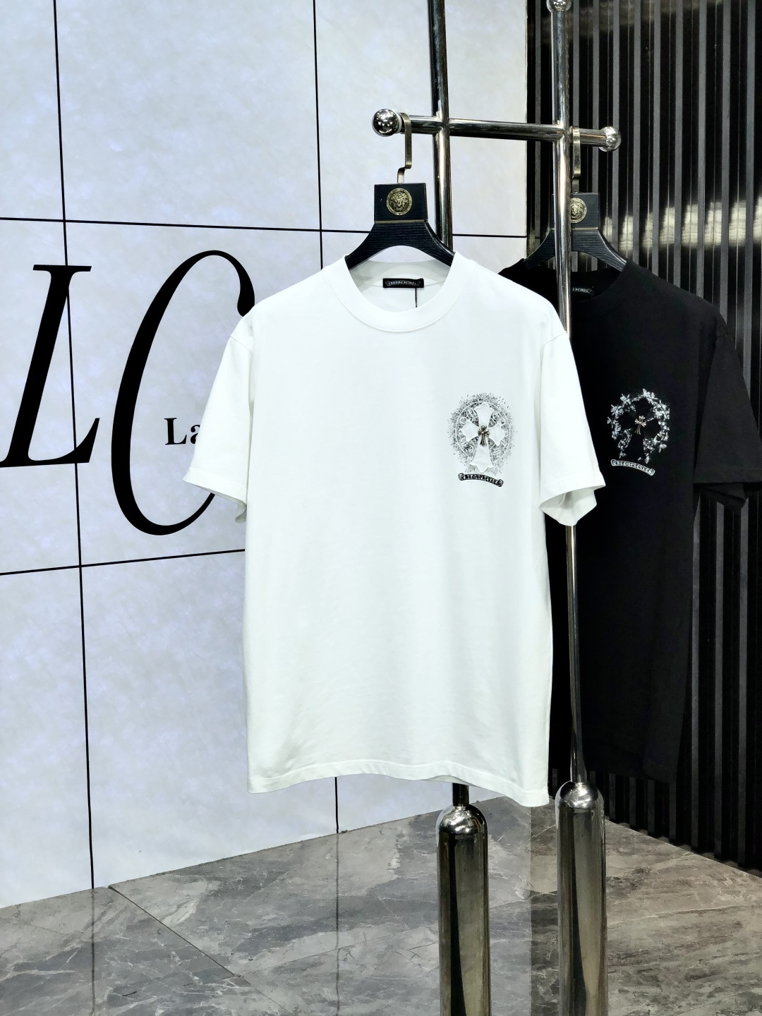 NO:160728,.Croxin. 2025 spring and summer new style letter logo round neck short-sleeved T-shirt, spring and summer casual outfit is essential, original pure cotton fabric. It is completely reflected in the high-end aesthetic workmanship, and the workmanship is more exquisite and atmospheric, with a strong three-dimensional feeling, which is very stunning, the fabric is soft and skin-friendly, and the upper body is a bit lazy and high-end feel. This wash T-T-T-T-T-T-T-T-T-T-T-T-T-T-T-T-T-T-T-T-T-T-T-T-T-T-T-T-T-T-T-T-T-T-T-T-T-T-T-T-T-T-T-T-T-T-T-T-T-T-T-T-T-T-T-T-T-T-T-T-T-T-T-T-T-T-T-T-T-T-T-T-T-T-T-T-T-T-T-T-T-T-T-T-T-T-T-T-T-T-T-T-T-T-T-T-T-T-T-T-T-T-T-T-T-T-T-T-T-T-T-T-T-T-T-T-T-T-T-T-T-T-T-T-T-T-T-T-T-T-T-T-T-T-T-T-T-T-T-T-T-T-T-T-T-T-T-T-T-T-T-T-T-T-T-T-T-T-T-T-T-T-T-T-T-T-T-T-T-T-T-T-T-T-T-T-T-T-T-T-T-T-T-T-T-T-T-T-T-T-T-T-T-T-T-T-T-T19860909.克罗心.2025春夏新款 字母logo圆领短袖t恤,春夏休闲穿搭必不可少,原版纯棉面料.完完全全体现在高级审美的做工上,做工更是精致大气,z立体感超强,非常惊艳,面料柔软亲肤,上身一丝丝慵懒又高级的feel,这款水洗t绝对是今年绝对的基础款之王,男女同款搭配穿出奢侈品高订的感觉.码数S-xxL.s穿175/130,,chrome hearts,T-shirt,tees，t-shirt,alexander wang,Men's clothing