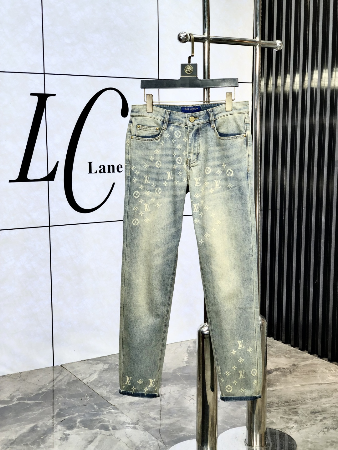 NO:502392,Lv. Official website counters are released simultaneously, 2025SS spring and summer new men's casual jeans, original single quality, custom-made original denim fabrics for counters, logo pattern design, original hardware and accessories for b trousers, three-dimensional and clear, realistic effect, c super trendy and personalized, fashionable and stylish upper body!  Trendy men's must-have items 28-38, louis vuitton, jeans, alexander wang19860909Lv.官网专柜同步发售,2025SS春夏新品男士休闲牛仔裤,原单品质,专柜定制原版牛仔面料,logo图案设计,b裤身原版五金辅料装饰,立体清晰,效果逼真,c超级潮流个性,上身时尚有型！潮男必备单品 码数28-38,,louis vuitton,jeans,alexander wang,Men's clothing