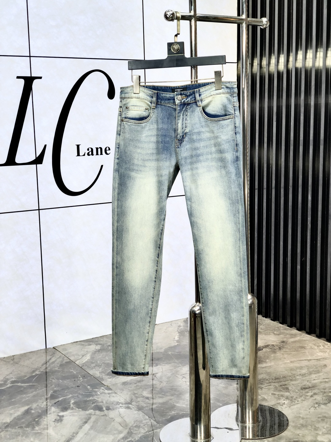 NO:502394,Givenchy. The official counter on the official website is released simultaneously, 2025SS spring and summer new men's casual jeans, original single quality, customized original denim fabric for counter, logo pattern design, original hardware and accessories for b trousers, three-dimensional and clear, realistic effect, c super trendy personality, fashionable and stylish upper body!  Trendy men's must-have items, number 28-38, given jeans, alexander wang19860909纪梵希.官网专柜同步发售,2025SS春夏新品男士休闲牛仔裤,原单品质,专柜定制原版牛仔面料,logo图案设计,b裤身原版五金辅料装饰,立体清晰,效果逼真,c超级潮流个性,上身时尚有型！潮男必备单品 码数28-38,,givenchy,jeans,alexander wang,Men's clothing