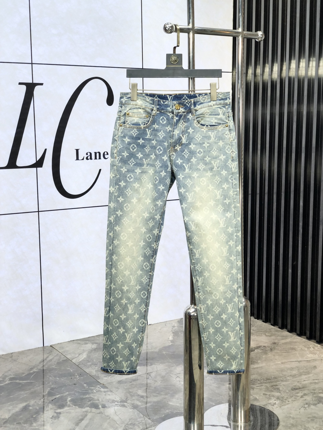 NO:502396,Lv. Official website counters are released simultaneously, 2025SS spring and summer new men's casual jeans, original single quality, custom-made original denim fabrics for counters, logo pattern design, original hardware and accessories for b trousers, three-dimensional and clear, realistic effect, c super trendy and personalized, fashionable and stylish upper body!  Trendy men's must-have items 28-38, louis vuitton, jeans, alexander wang19860909Lv.官网专柜同步发售,2025SS春夏新品男士休闲牛仔裤,原单品质,专柜定制原版牛仔面料,logo图案设计,b裤身原版五金辅料装饰,立体清晰,效果逼真,c超级潮流个性,上身时尚有型！潮男必备单品 码数28-38,,louis vuitton,jeans,alexander wang,Men's clothing
