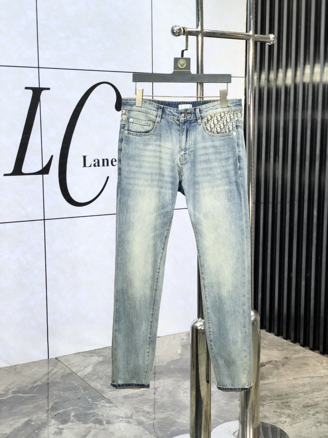 NO:502400,Dior.'s official counter is released simultaneously, 2025SS spring and summer new men's casual jeans, original single quality, custom-made original denim fabric for counter, logo pattern design, original hardware and accessories for b trousers body, three-dimensional and clear, realistic effect, c super trendy personality, fashionable and stylish upper body!  Trendy men's must-have items 28-38, Dior, Jeans, Alexander wang19860909Dior.官网专柜同步发售,2025SS春夏新品男士休闲牛仔裤,原单品质,专柜定制原版牛仔面料,logo图案设计,b裤身原版五金辅料装饰,立体清晰,效果逼真,c超级潮流个性,上身时尚有型！潮男必备单品 码数28-38,,dior,jeans,alexander wang,Men's clothing
