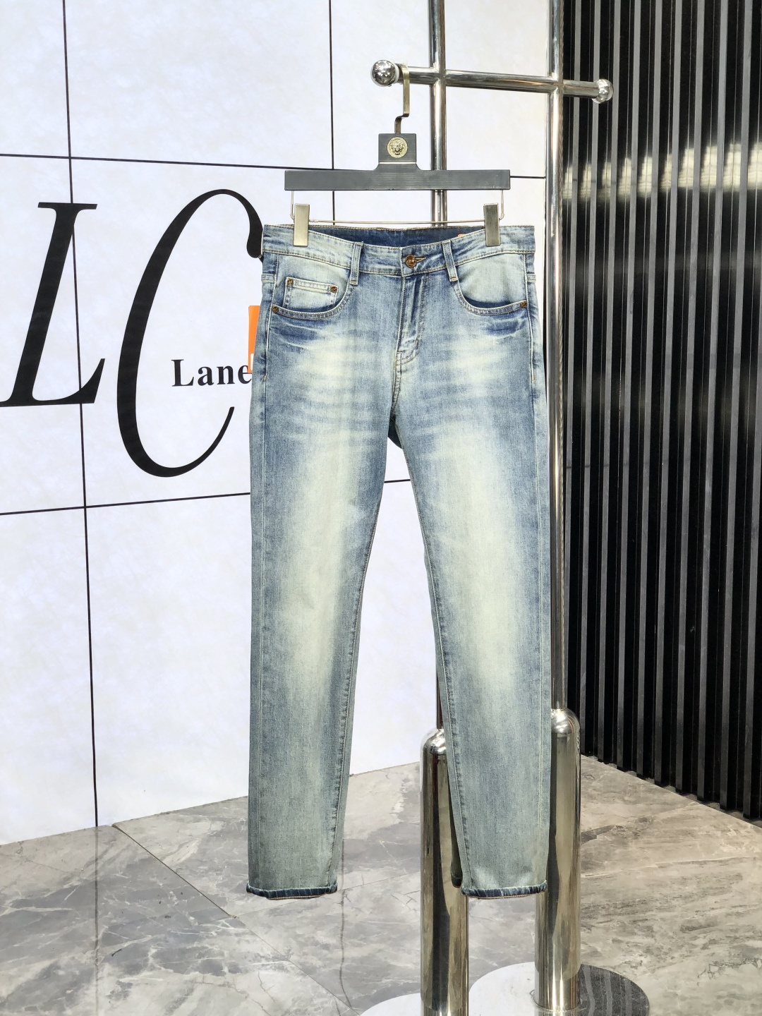 NO:502402,Hermes. official counter is released simultaneously, 2025SS spring and summer new men's casual jeans, original single quality, custom-made original denim fabric for counter, logo pattern design, original hardware and accessories for b trousers body, three-dimensional and clear, realistic effect, c super trendy personality, fashionable and stylish upper body!  Trendy men's must-have items, number of 28-38, hermes, jeans, alexander wang19860909爱马仕.官网专柜同步发售,2025SS春夏新品男士休闲牛仔裤,原单品质,专柜定制原版牛仔面料,logo图案设计,b裤身原版五金辅料装饰,立体清晰,效果逼真,c超级潮流个性,上身时尚有型！潮男必备单品 码数28-38,,hermes,jeans,alexander wang,Men's clothing