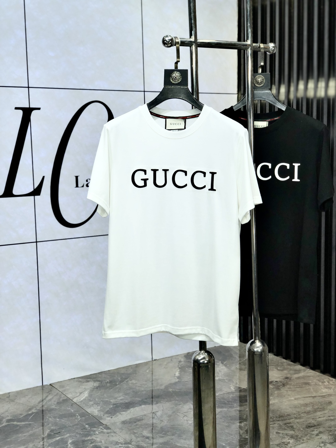 NO:429512,. Gucci. Top-level products 2025 spring and summer new first-time counter latest short-sleeved round-neck T-shirt, high-end customization, avant-garde and fashionable design!  Brand logo heavy craftsmanship design, high-end customized original European cotton fabric, soft feel, comfortable to wear, b counter-level exquisite car line, fine workmanship, invincible and handsome upper body effect!  A must-have item for handsome men!  Count s-xxL.s wear 175/ U,, gucci, T-shirt,tees, t-shirt,alexander wang19860909. Gucci.顶级货品2025春夏新款首发专柜最新款短袖圆领T恤 高端订制 设计前卫时尚！品牌logo重工艺设计 高端定制原版欧棉面料.手感柔软.穿着舒适.b专柜级别精致车线.做工精细.上身效果无敌帅气！型男必备单品！码数s-xxL.s穿175/ U,,gucci,T-shirt,tees，t-shirt,alexander wang,Men's clothing
