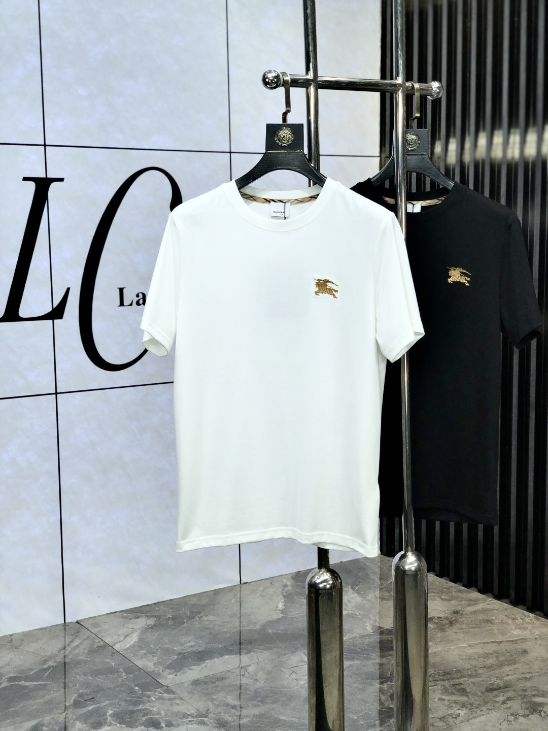 NO:429521,. Burberry. Top products 2025 spring and summer new first-time counter latest short-sleeved round-neck T-shirt, high-end customization, avant-garde and fashionable design!  Brand logo heavy craftsmanship design, high-end customized original European cotton fabric, soft feel, comfortable to wear, b counter-level exquisite car line, fine workmanship, invincible and handsome upper body effect!  A must-have item for handsome men!  Count s-xxL.s wear 175/ U, burberry, T-shirt,tees, t-shirt,alexander wang19860909. 巴宝莉.顶级货品2025春夏新款首发专柜最新款短袖圆领T恤 高端订制 设计前卫时尚！品牌logo重工艺设计 高端定制原版欧棉面料.手感柔软.穿着舒适.b专柜级别精致车线.做工精细.上身效果无敌帅气！型男必备单品！码数s-xxL.s穿175/ U,,burberry,T-shirt,tees，t-shirt,alexander wang,Men's clothing