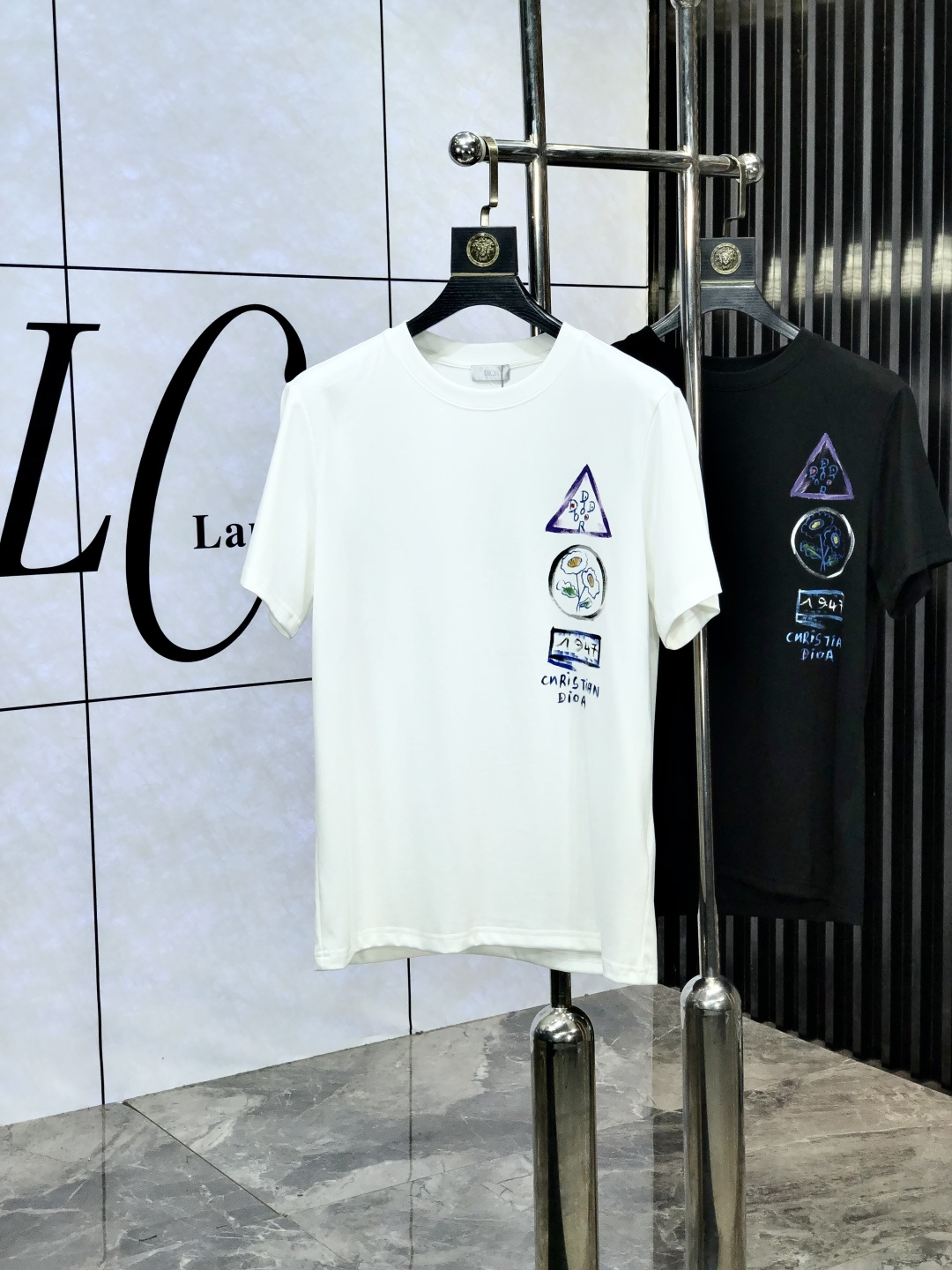 NO:429526,. Dior. Top products 2025 spring and summer new first-time counter latest short-sleeved round-neck T-shirt, high-end customization, avant-garde and fashionable design!  Brand logo heavy craftsmanship design, high-end customized original European cotton fabric, soft feel, comfortable to wear, b counter-level exquisite car line, fine workmanship, invincible and handsome upper body effect!  A must-have item for handsome men!  yards s-xxL.s wear 175/ U,,dior,T-shirt,tees,t-shirt,alexander wang19860909. Dior.顶级货品2025春夏新款首发专柜最新款短袖圆领T恤 高端订制 设计前卫时尚！品牌logo重工艺设计 高端定制原版欧棉面料.手感柔软.穿着舒适.b专柜级别精致车线.做工精细.上身效果无敌帅气！型男必备单品！码数s-xxL.s穿175/ U,,dior,T-shirt,tees，t-shirt,alexander wang,Men's clothing