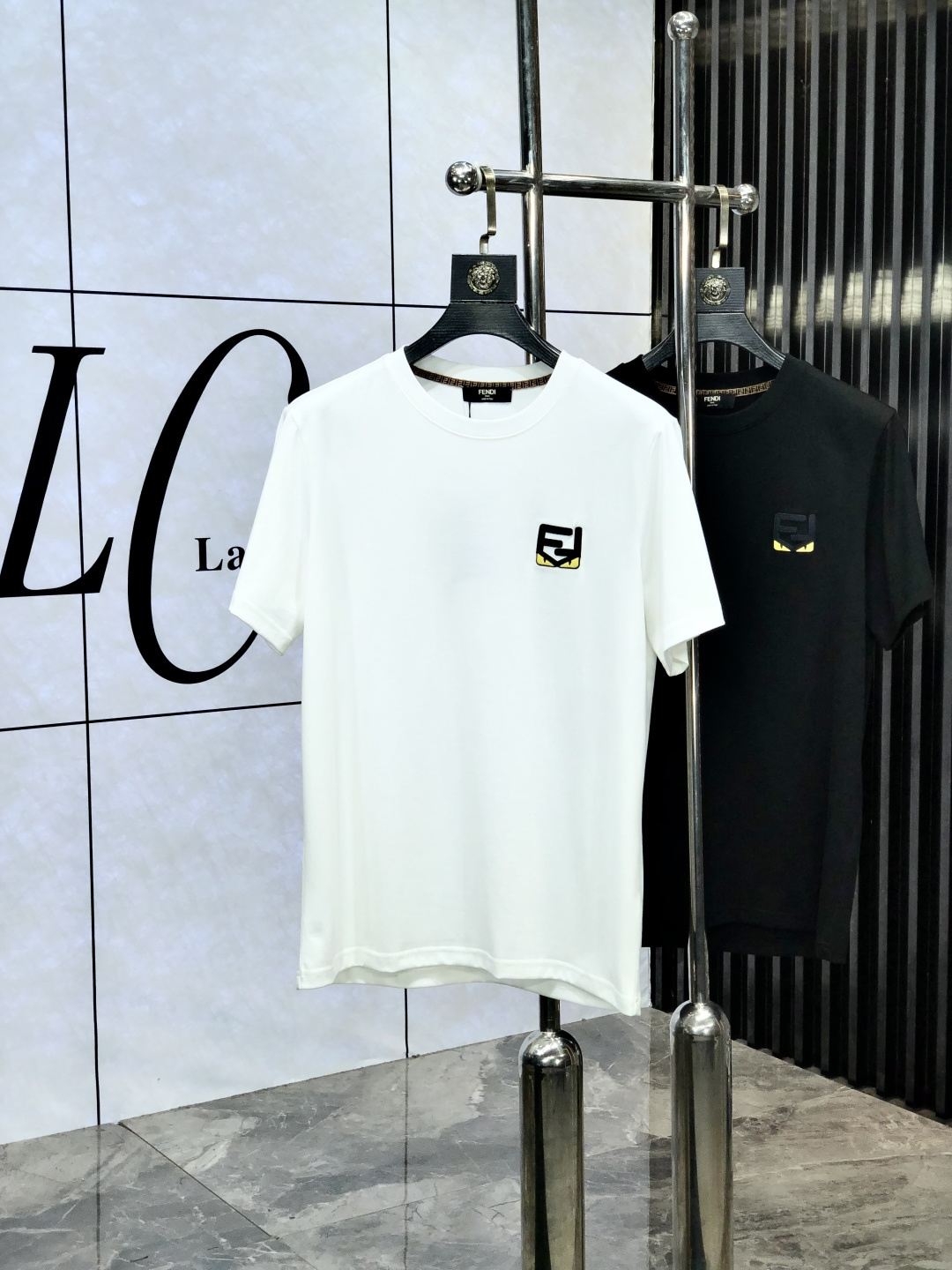 NO:429531,. Fendi. Top products 2025 spring and summer new first-time counter latest short-sleeved round-neck T-shirt, high-end customization, avant-garde and fashionable design!  Brand logo heavy craftsmanship design, high-end customized original European cotton fabric, soft feel, comfortable to wear, b counter-level exquisite car line, fine workmanship, invincible and handsome upper body effect!  A must-have item for handsome men!  Count s-xxL.s wear 175/ U,,fendi,T-shirt,tees,t-shirt,alexander wang19860909. 芬迪.顶级货品2025春夏新款首发专柜最新款短袖圆领T恤 高端订制 设计前卫时尚！品牌logo重工艺设计 高端定制原版欧棉面料.手感柔软.穿着舒适.b专柜级别精致车线.做工精细.上身效果无敌帅气！型男必备单品！码数s-xxL.s穿175/ U,,fendi,T-shirt,tees，t-shirt,alexander wang,Men's clothing