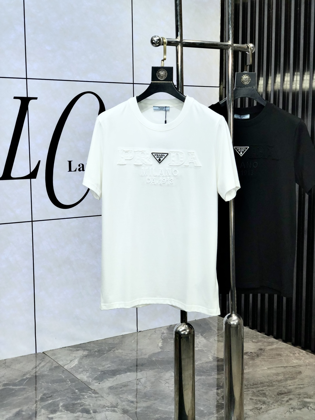 NO:429536,. Prada. Top products 2025 spring and summer new first-time counter latest short-sleeved round-neck T-shirt, high-end customization, avant-garde and fashionable design!  Brand logo heavy craftsmanship design, high-end customized original European cotton fabric, soft feel, comfortable to wear, b counter-level exquisite car line, fine workmanship, invincible and handsome upper body effect!  A must-have item for handsome men!  Count s-xxL.s wear 175/ U,,prada,T-shirt,tees,t-shirt,alexander wang19860909. 普拉达.顶级货品2025春夏新款首发专柜最新款短袖圆领T恤 高端订制 设计前卫时尚！品牌logo重工艺设计 高端定制原版欧棉面料.手感柔软.穿着舒适.b专柜级别精致车线.做工精细.上身效果无敌帅气！型男必备单品！码数s-xxL.s穿175/ U,,prada,T-shirt,tees，t-shirt,alexander wang,Men's clothing