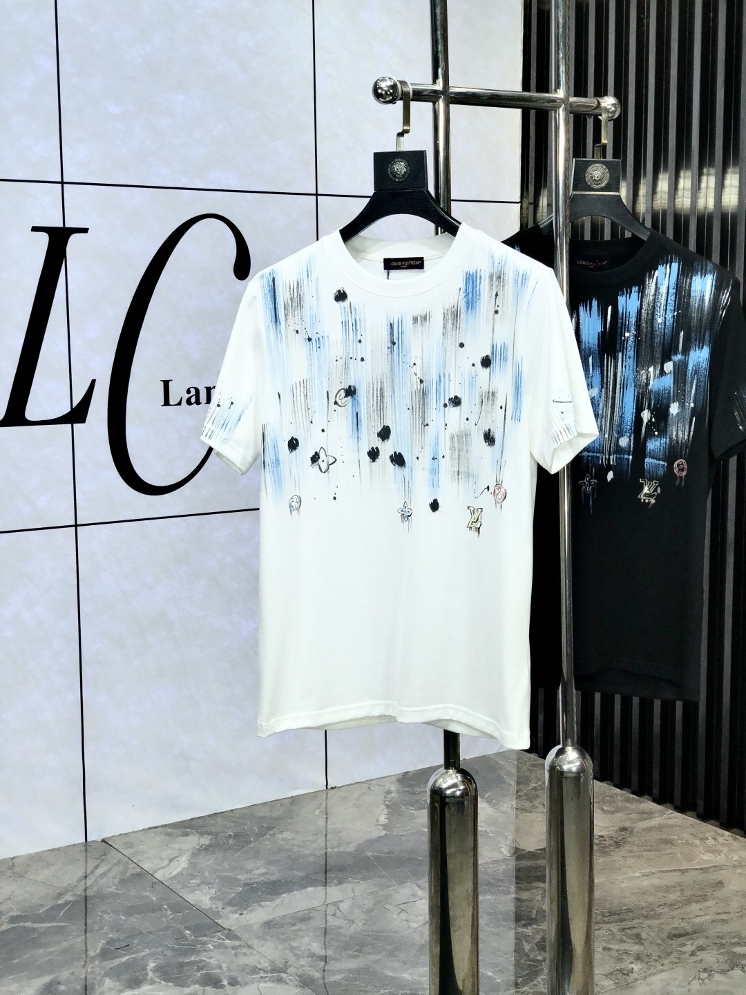 NO:429541,. LV. Top products 2025 spring and summer new first-time counter latest short-sleeved round-neck T-shirt, high-end customization, avant-garde and fashionable design!  Brand logo heavy craftsmanship design, high-end customized original European cotton fabric, soft feel, comfortable to wear, b counter-level exquisite car line, fine workmanship, invincible and handsome upper body effect!  A must-have item for handsome men!  Count s-xxL.s wear 175/U,,louis vuitton,T-shirt,tees,t-shirt,alexander wang19860909. LV.顶级货品2025春夏新款首发专柜最新款短袖圆领T恤 高端订制 设计前卫时尚！品牌logo重工艺设计 高端定制原版欧棉面料.手感柔软.穿着舒适.b专柜级别精致车线.做工精细.上身效果无敌帅气！型男必备单品！码数s-xxL.s穿175/ U,,louis vuitton,T-shirt,tees，t-shirt,alexander wang,Men's clothing