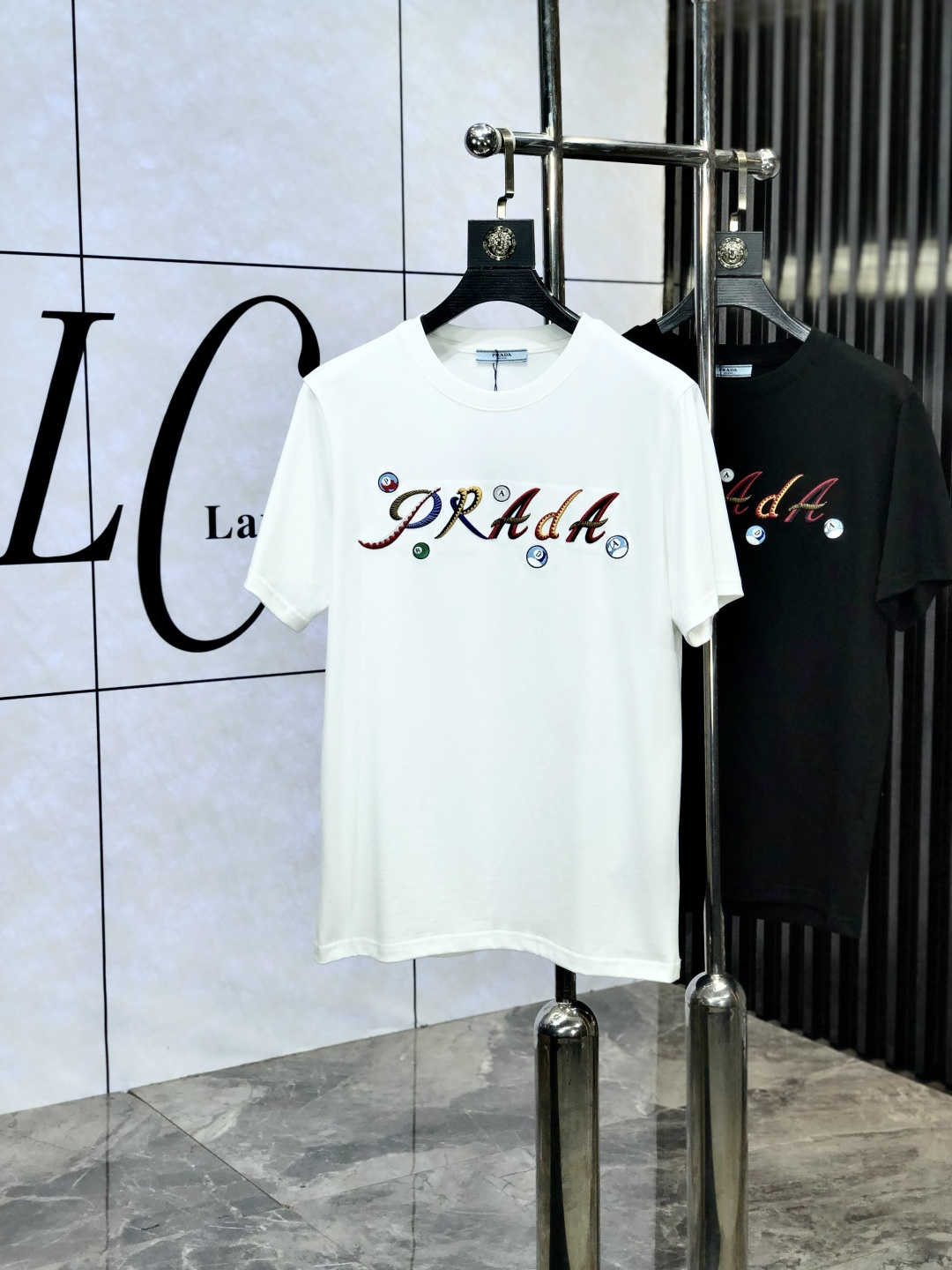 NO:429546,. Prada. Top products 2025 spring and summer new first-time counter latest short-sleeved round-neck T-shirt, high-end customization, avant-garde and fashionable design!  Brand logo heavy craftsmanship design, high-end customized original European cotton fabric, soft feel, comfortable to wear, b counter-level exquisite car line, fine workmanship, invincible and handsome upper body effect!  A must-have item for handsome men!  Count s-xxL.s wear 175/ U,,prada,T-shirt,tees,t-shirt,alexander wang19860909. 普拉达.顶级货品2025春夏新款首发专柜最新款短袖圆领T恤 高端订制 设计前卫时尚！品牌logo重工艺设计 高端定制原版欧棉面料.手感柔软.穿着舒适.b专柜级别精致车线.做工精细.上身效果无敌帅气！型男必备单品！码数s-xxL.s穿175/ U,,prada,T-shirt,tees，t-shirt,alexander wang,Men's clothing