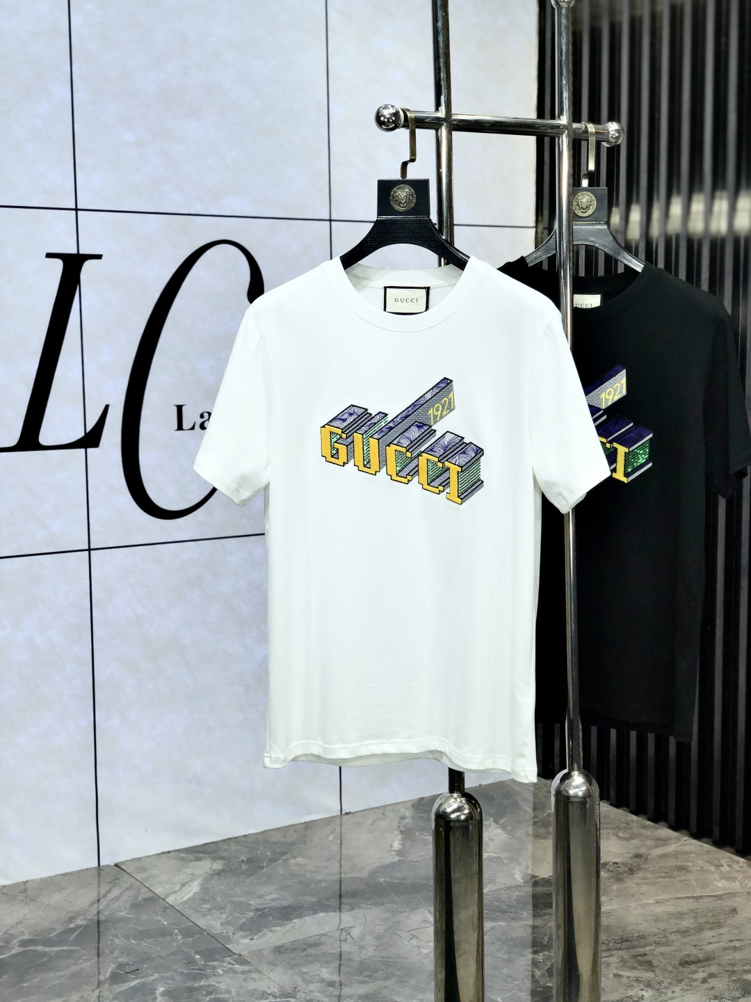 NO:429551,. Gucci. Top-level products 2025 spring and summer new first-time counter latest short-sleeved round-neck T-shirt, high-end customization, avant-garde and fashionable design!  Brand logo heavy craftsmanship design, high-end customized original European cotton fabric, soft feel, comfortable to wear, b counter-level exquisite car line, fine workmanship, invincible and handsome upper body effect!  A must-have item for handsome men!  Count s-xxL.s wear 175/ U,, gucci, T-shirt,tees, t-shirt,alexander wang19860909. Gucci.顶级货品2025春夏新款首发专柜最新款短袖圆领T恤 高端订制 设计前卫时尚！品牌logo重工艺设计 高端定制原版欧棉面料.手感柔软.穿着舒适.b专柜级别精致车线.做工精细.上身效果无敌帅气！型男必备单品！码数s-xxL.s穿175/ U,,gucci,T-shirt,tees，t-shirt,alexander wang,Men's clothing