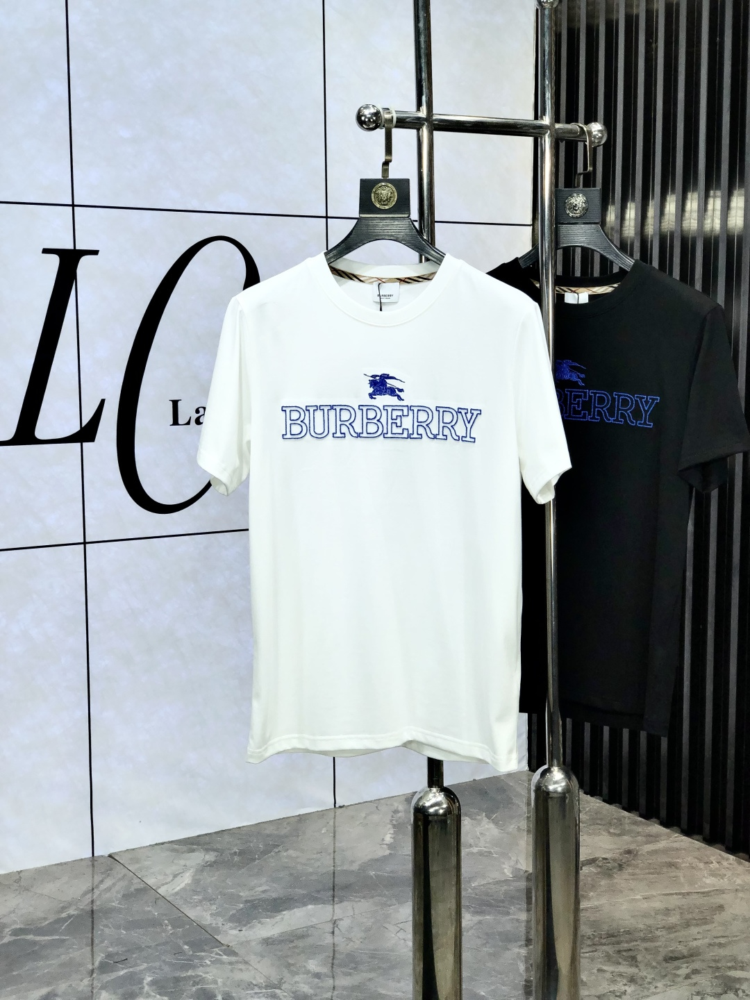 NO:502405,. Burberry. Top products 2025 spring and summer new first-time counter latest short-sleeved round-neck T-shirt, high-end customization, avant-garde and fashionable design!  Brand logo heavy craftsmanship design, high-end customized original European cotton fabric, soft feel, comfortable to wear, b counter-level exquisite car line, fine workmanship, invincible and handsome upper body effect!  A must-have item for handsome men!  Count s-xxL.s wear 175/, burberry, T-shirt,tees, t-shirt,alexander wang19860909. 巴宝莉.顶级货品2025春夏新款首发专柜最新款短袖圆领T恤 高端订制 设计前卫时尚！品牌logo重工艺设计 高端定制原版欧棉面料.手感柔软.穿着舒适.b专柜级别精致车线.做工精细.上身效果无敌帅气！型男必备单品！码数s-xxL.s穿175/,,burberry,T-shirt,tees，t-shirt,alexander wang,Men's clothing