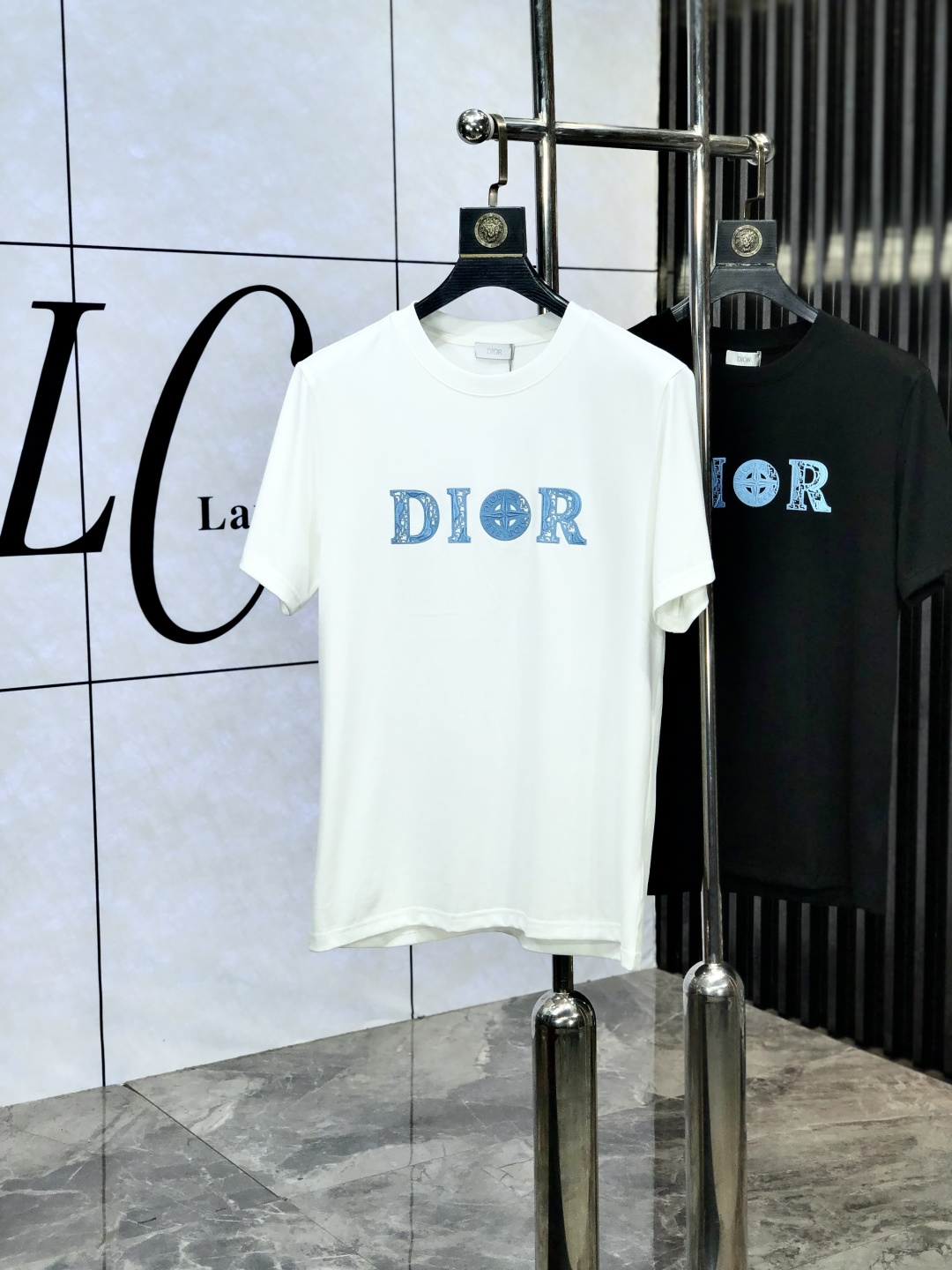 NO:429556,. Dior. Top products 2025 spring and summer new first-time counter latest short-sleeved round-neck T-shirt, high-end customization, avant-garde and fashionable design!  Brand logo heavy craftsmanship design, high-end customized original European cotton fabric, soft feel, comfortable to wear, b counter-level exquisite car line, fine workmanship, invincible and handsome upper body effect!  A must-have item for handsome men!  yards s-xxL.s wear 175/ U,,dior,T-shirt,tees,t-shirt,alexander wang19860909. Dior.顶级货品2025春夏新款首发专柜最新款短袖圆领T恤 高端订制 设计前卫时尚！品牌logo重工艺设计 高端定制原版欧棉面料.手感柔软.穿着舒适.b专柜级别精致车线.做工精细.上身效果无敌帅气！型男必备单品！码数s-xxL.s穿175/ U,,dior,T-shirt,tees，t-shirt,alexander wang,Men's clothing