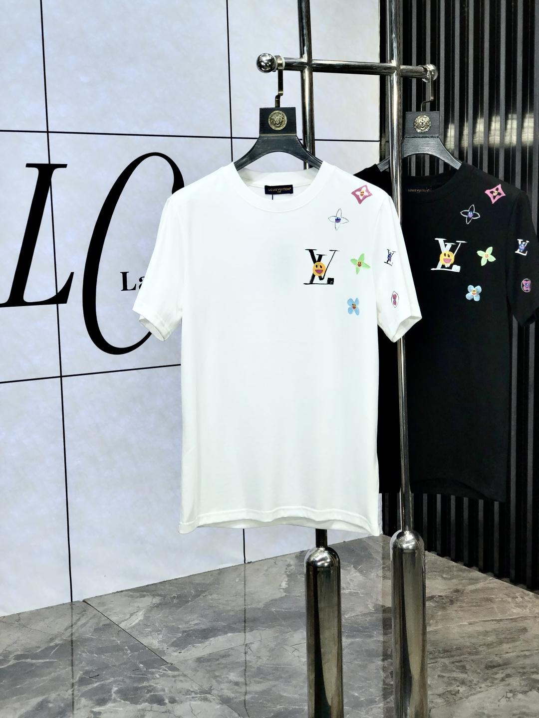 NO:502409,. Lv. Top products 2025 spring and summer new first-time counter latest short-sleeved round-neck T-shirt, high-end customization, avant-garde and fashionable design!  Brand logo heavy craftsmanship design, high-end customized original European cotton fabric, soft feel, comfortable to wear, b counter-level exquisite car line, fine workmanship, invincible and handsome upper body effect!  A must-have item for handsome men!  Count s-xxL.s wear 175/, louis vuitton, T-shirt,tees, t-shirt,alexander wang19860909. Lv.顶级货品2025春夏新款首发专柜最新款短袖圆领T恤 高端订制 设计前卫时尚！品牌logo重工艺设计 高端定制原版欧棉面料.手感柔软.穿着舒适.b专柜级别精致车线.做工精细.上身效果无敌帅气！型男必备单品！码数s-xxL.s穿175/,,louis vuitton,T-shirt,tees，t-shirt,alexander wang,Men's clothing