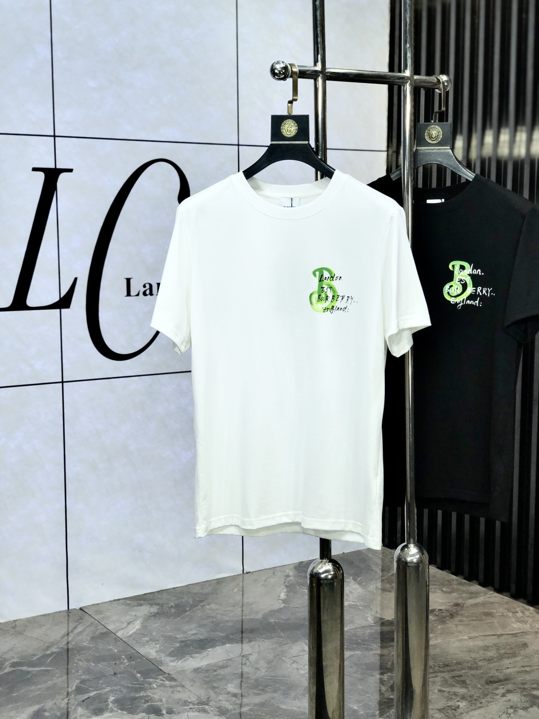 NO:429561,. Burberry. Top products 2025 spring and summer new first-time counter latest short-sleeved round-neck T-shirt, high-end customization, avant-garde and fashionable design!  Brand logo heavy craftsmanship design, high-end customized original European cotton fabric, soft feel, comfortable to wear, b counter-level exquisite car line, fine workmanship, invincible and handsome upper body effect!  A must-have item for handsome men!  Count s-xxL.s wear 175/ U, burberry, T-shirt,tees, t-shirt,alexander wang19860909. 巴宝莉.顶级货品2025春夏新款首发专柜最新款短袖圆领T恤 高端订制 设计前卫时尚！品牌logo重工艺设计 高端定制原版欧棉面料.手感柔软.穿着舒适.b专柜级别精致车线.做工精细.上身效果无敌帅气！型男必备单品！码数s-xxL.s穿175/ U,,burberry,T-shirt,tees，t-shirt,alexander wang,Men's clothing