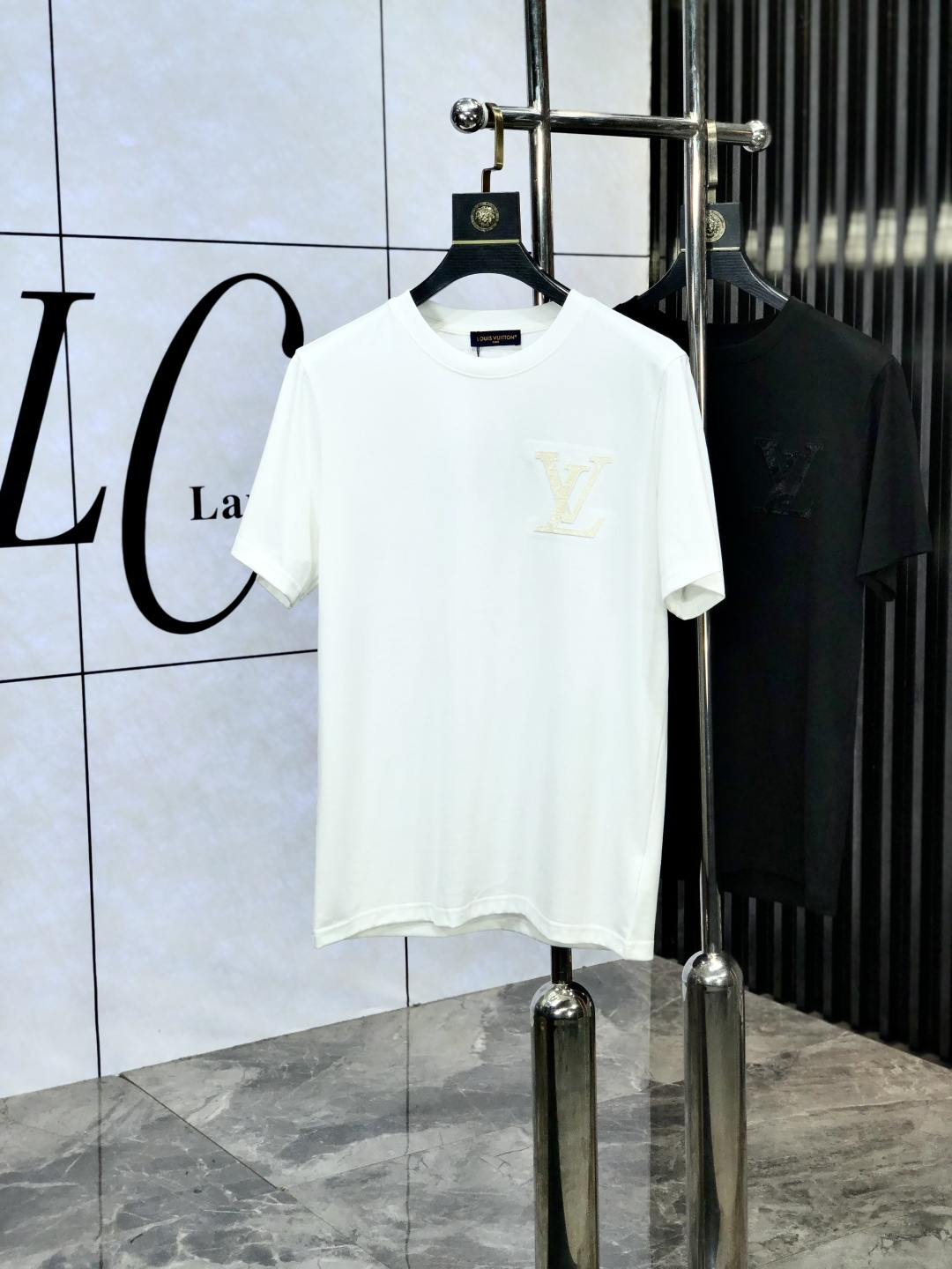 NO:429519,. Lv. Top products 2025 spring and summer new first-time counter latest short-sleeved round-neck T-shirt, high-end customization, avant-garde and fashionable design!  Brand logo heavy craftsmanship design, high-end customized original European cotton fabric, soft feel, comfortable to wear, b counter-level exquisite car line, fine workmanship, invincible and handsome upper body effect!  A must-have item for handsome men!  Count s-xxL.s wear 175/U,,louis vuitton,T-shirt,tees,t-shirt,alexander wang19860909. Lv.顶级货品2025春夏新款首发专柜最新款短袖圆领T恤 高端订制 设计前卫时尚！品牌logo重工艺设计 高端定制原版欧棉面料.手感柔软.穿着舒适.b专柜级别精致车线.做工精细.上身效果无敌帅气！型男必备单品！码数s-xxL.s穿175/ U,,louis vuitton,T-shirt,tees，t-shirt,alexander wang,Men's clothing