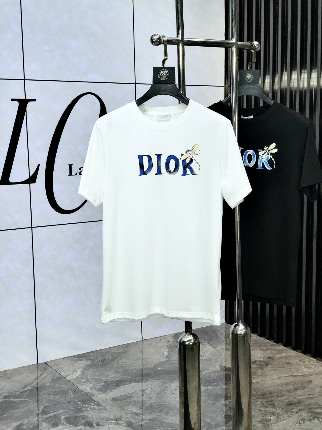 NO:429523,. Dior. Top products 2025 spring and summer new first-time counter latest short-sleeved round-neck T-shirt, high-end customization, avant-garde and fashionable design!  Brand logo heavy craftsmanship design, high-end customized original European cotton fabric, soft feel, comfortable to wear, b counter-level exquisite car line, fine workmanship, invincible and handsome upper body effect!  A must-have item for handsome men!  yards s-xxL.s wear 175/ U,,dior,T-shirt,tees,t-shirt,alexander wang19860909. Dior.顶级货品2025春夏新款首发专柜最新款短袖圆领T恤 高端订制 设计前卫时尚！品牌logo重工艺设计 高端定制原版欧棉面料.手感柔软.穿着舒适.b专柜级别精致车线.做工精细.上身效果无敌帅气！型男必备单品！码数s-xxL.s穿175/ U,,dior,T-shirt,tees，t-shirt,alexander wang,Men's clothing