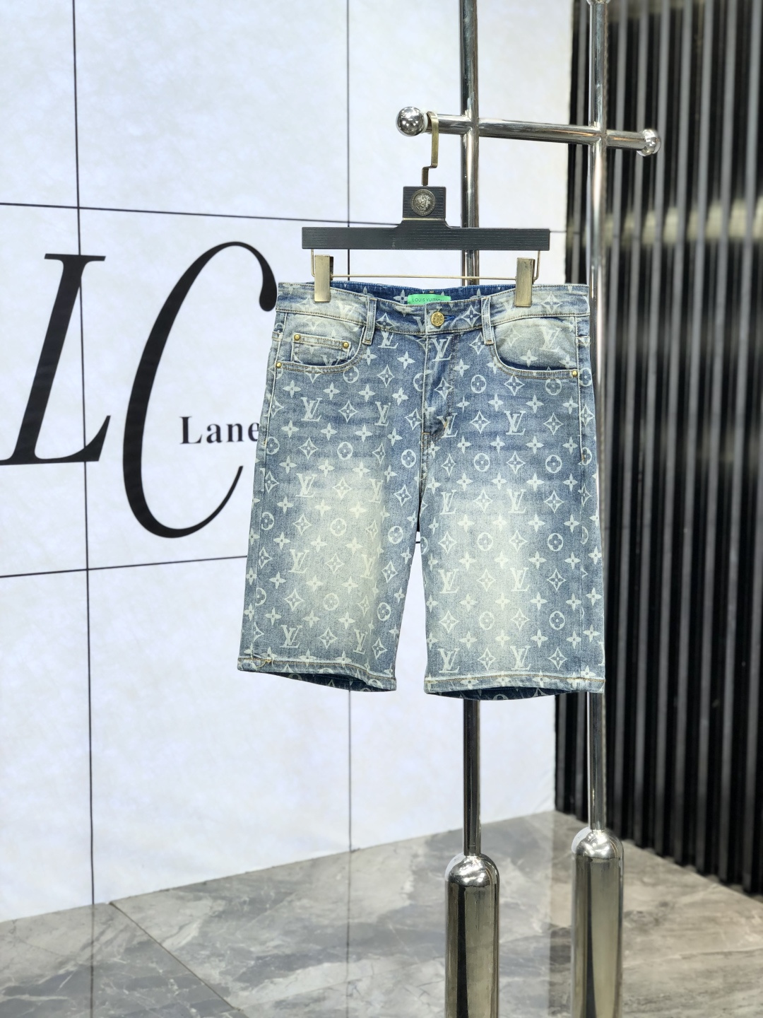 NO:161905,.Lv. The official counter is released simultaneously, 2025SS spring and summer new products for men's casual jeans, original single quality, customized original denim fabric for counter, logo pattern design, original hardware and accessories for b trousers body, three-dimensional and clear, realistic effect, c super trendy and personalized, fashionable and stylish upper body!  Trendy men's must-have items 28-38, louis vuitton, jeans, alexander wang19860909.Lv.官网专柜同步发售,2025SS春夏新品男士休闲牛仔裤,原单品质,专柜定制原版牛仔面料,logo图案设计,b裤身原版五金辅料装饰,立体清晰,效果逼真,c超级潮流个性,上身时尚有型！潮男必备单品 码数28-38,,louis vuitton,jeans,alexander wang,Men's clothing