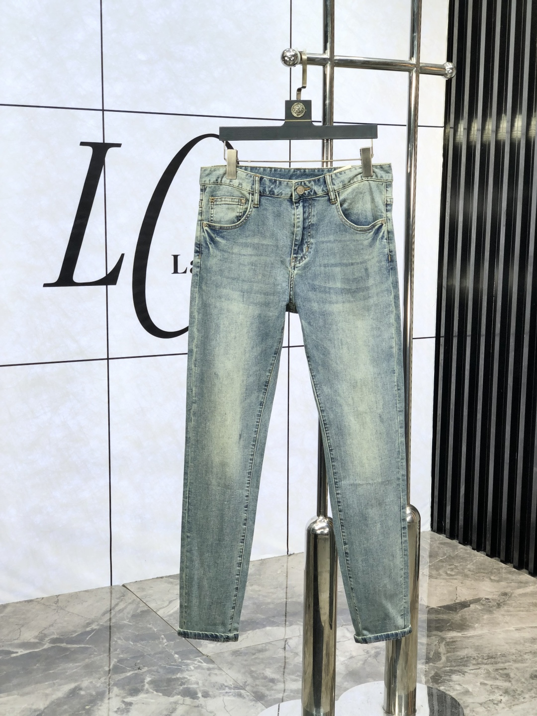 NO:161907,.D&G.'s official counter is released simultaneously, 2025SS spring and summer new men's casual jeans, original single quality, custom-made original denim fabric for counter, logo pattern design, original hardware and accessories for b trousers body, three-dimensional and clear, realistic effect, c super trendy personality, fashionable and stylish upper body!  Trendy men's must-have items, 28-38, Dolce & Gabbana, jeans, alexander wang19860909.D&G.官网专柜同步发售,2025SS春夏新品男士休闲牛仔裤,原单品质,专柜定制原版牛仔面料,logo图案设计,b裤身原版五金辅料装饰,立体清晰,效果逼真,c超级潮流个性,上身时尚有型！潮男必备单品 码数28-38,,Dolce&Gabbana,jeans,alexander wang,Men's clothing