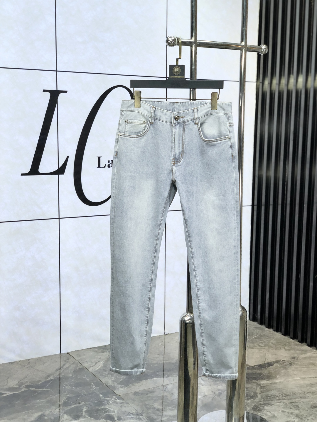 NO:161908,.录口.com official website counter is released simultaneously, 2025SS spring and summer new men's casual jeans, original single quality, counter customized original denim fabric, logo pattern design, original hardware and accessories for b trousers body, three-dimensional and clear, realistic effect, c super trendy personality, fashionable and stylish upper body!  Must-have items for trendy men, 28-38, Moncler, jeans, alexander wang19860909.蒙口.官网专柜同步发售,2025SS春夏新品男士休闲牛仔裤,原单品质,专柜定制原版牛仔面料,logo图案设计,b裤身原版五金辅料装饰,立体清晰,效果逼真,c超级潮流个性,上身时尚有型！潮男必备单品 码数28-38,,Moncler,jeans,alexander wang,Men's clothing