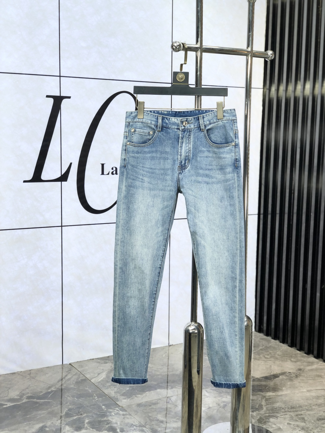 NO:161910,.Dior.'s official counter is released simultaneously, 2025SS spring and summer new men's casual jeans, original single quality, custom-made original denim fabric for counter, logo pattern design, original hardware and accessories for b trousers body, three-dimensional and clear, realistic effect, c super trendy personality, fashionable and stylish upper body!  Trendy men's must-have items 28-38, Dior, Jeans, Alexander wang19860909.Dior.官网专柜同步发售,2025SS春夏新品男士休闲牛仔裤,原单品质,专柜定制原版牛仔面料,logo图案设计,b裤身原版五金辅料装饰,立体清晰,效果逼真,c超级潮流个性,上身时尚有型！潮男必备单品 码数28-38,,dior,jeans,alexander wang,Men's clothing