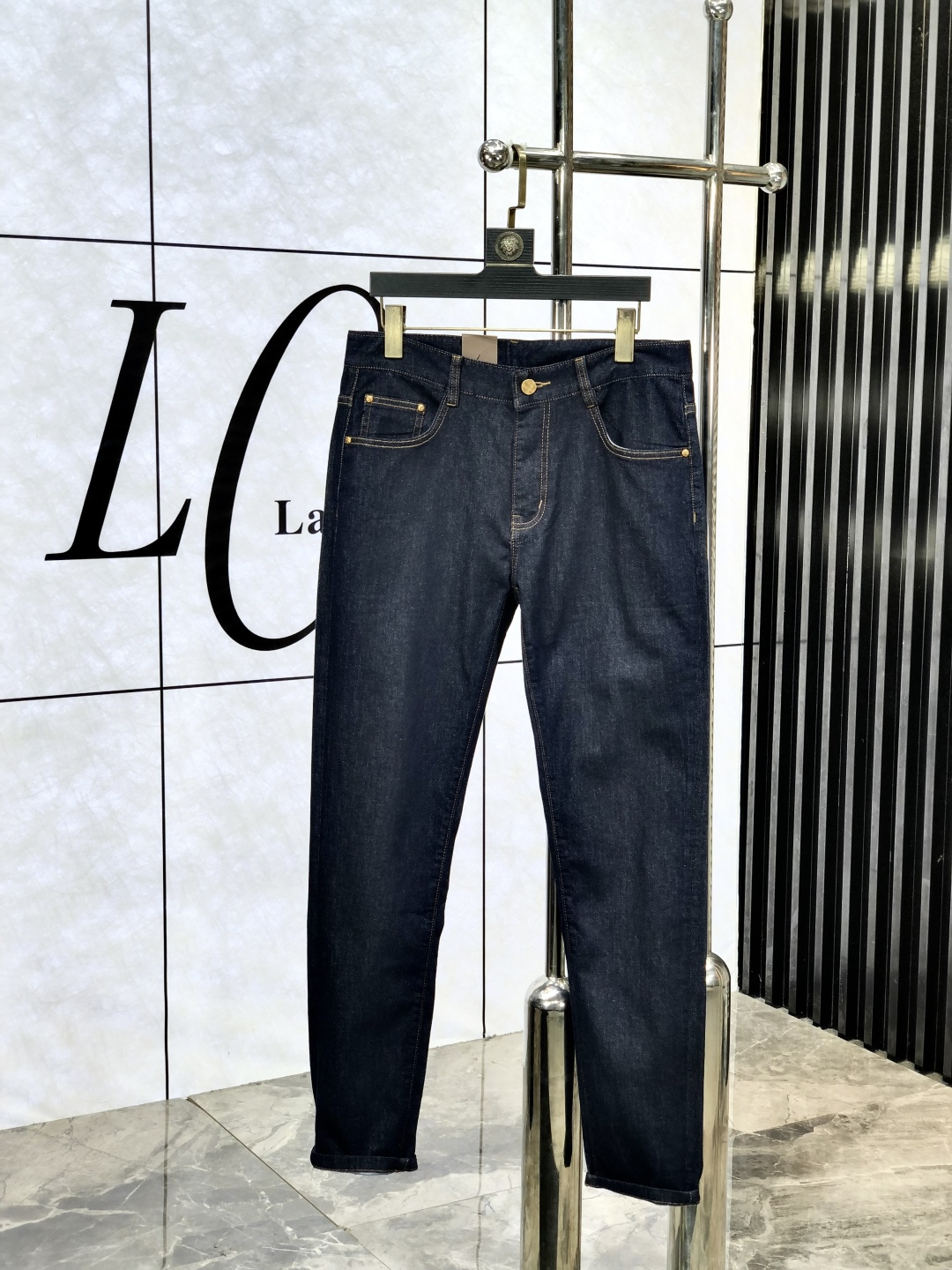 NO:161912,.Lv. The official counter is released simultaneously, 2025SS spring and summer new products for men's casual jeans, original single quality, customized original denim fabric for counter, logo pattern design, original hardware and accessories for b trousers body, three-dimensional and clear, realistic effect, c super trendy and personalized, fashionable and stylish upper body!  Trendy men's must-have items 28-38, louis vuitton, jeans, alexander wang19860909.Lv.官网专柜同步发售,2025SS春夏新品男士休闲牛仔裤,原单品质,专柜定制原版牛仔面料,logo图案设计,b裤身原版五金辅料装饰,立体清晰,效果逼真,c超级潮流个性,上身时尚有型！潮男必备单品 码数28-38,,louis vuitton,jeans,alexander wang,Men's clothing