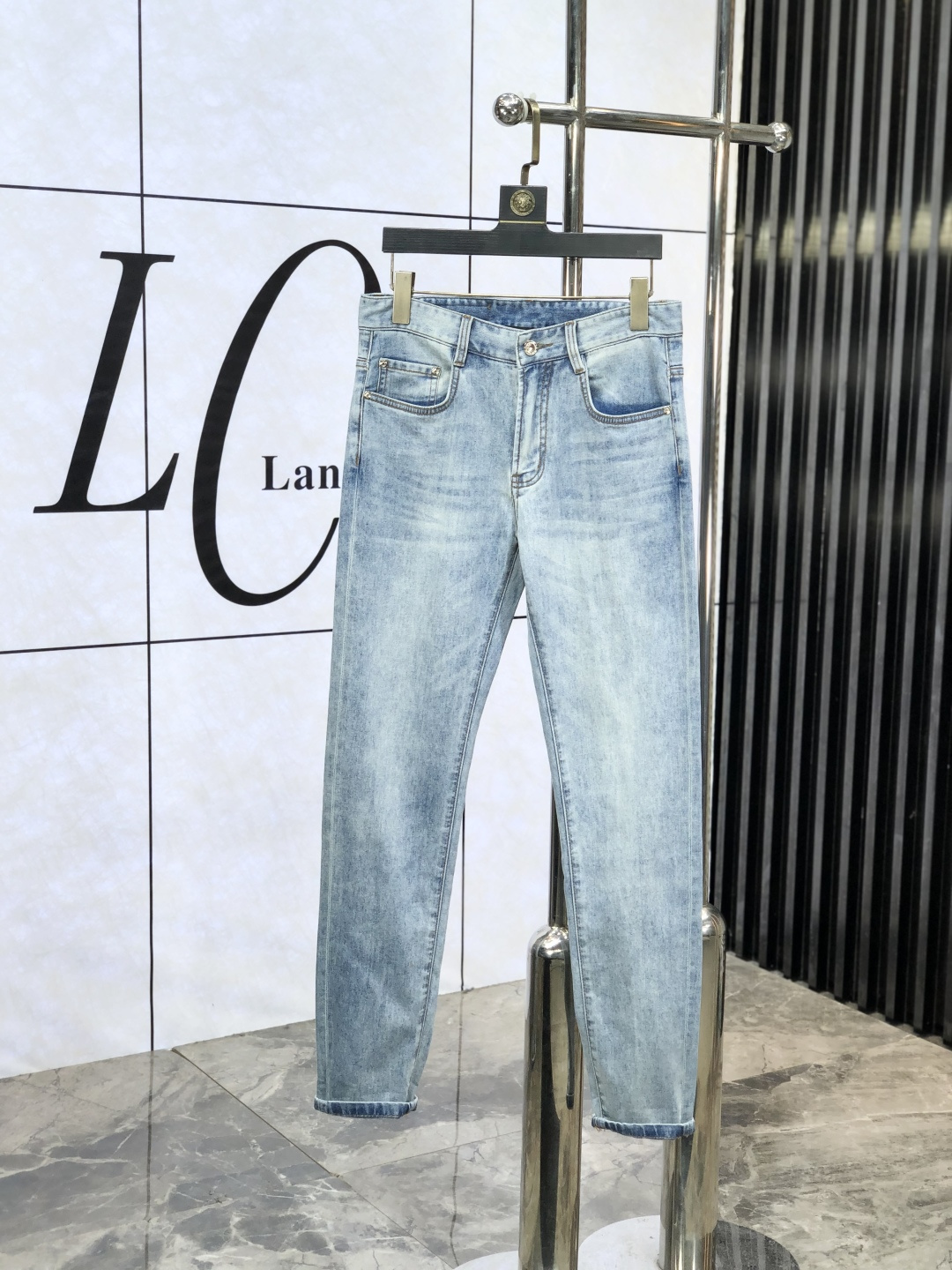 NO:161914,.D&G.'s official counter is released simultaneously, 2025SS spring and summer new men's casual jeans, original single quality, custom-made original denim fabric for counter, logo pattern design, original hardware and accessories for b trousers body, three-dimensional clear, realistic effect, c super trendy personality, fashionable and stylish upper body!  Trendy men's must-have items, 28-38, Dolce & Gabbana, jeans, alexander wang19860909.D&G.官网专柜同步发售,2025SS春夏新品男士休闲牛仔裤,原单品质,专柜定制原版牛仔面料,logo图案设计,b裤身原版五金辅料装饰,立体清晰,效果逼真,c超级潮流个性,上身时尚有型！潮男必备单品 码数28-38,,Dolce&Gabbana,jeans,alexander wang,Men's clothing