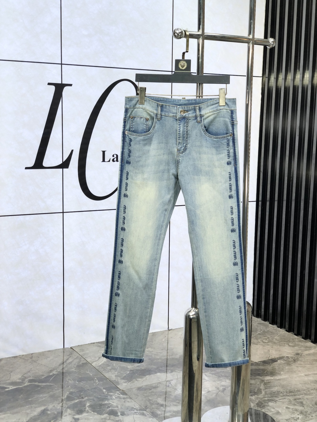 NO:161918,.miumiu. The official counter is released simultaneously, 2025SS spring and summer new men's casual jeans, original single quality, customized original denim fabric for counter, logo pattern design, original hardware and accessories for b trousers, three-dimensional and clear, realistic effect, c super trendy personality, fashionable and stylish upper body!  Must-have items for trendy men, 28-38, miumiu, jeans, alexander wang19860909.miumiu.官网专柜同步发售,2025SS春夏新品男士休闲牛仔裤,原单品质,专柜定制原版牛仔面料,logo图案设计,b裤身原版五金辅料装饰,立体清晰,效果逼真,c超级潮流个性,上身时尚有型！潮男必备单品 码数28-38,,miumiu,jeans,alexander wang,Men's clothing
