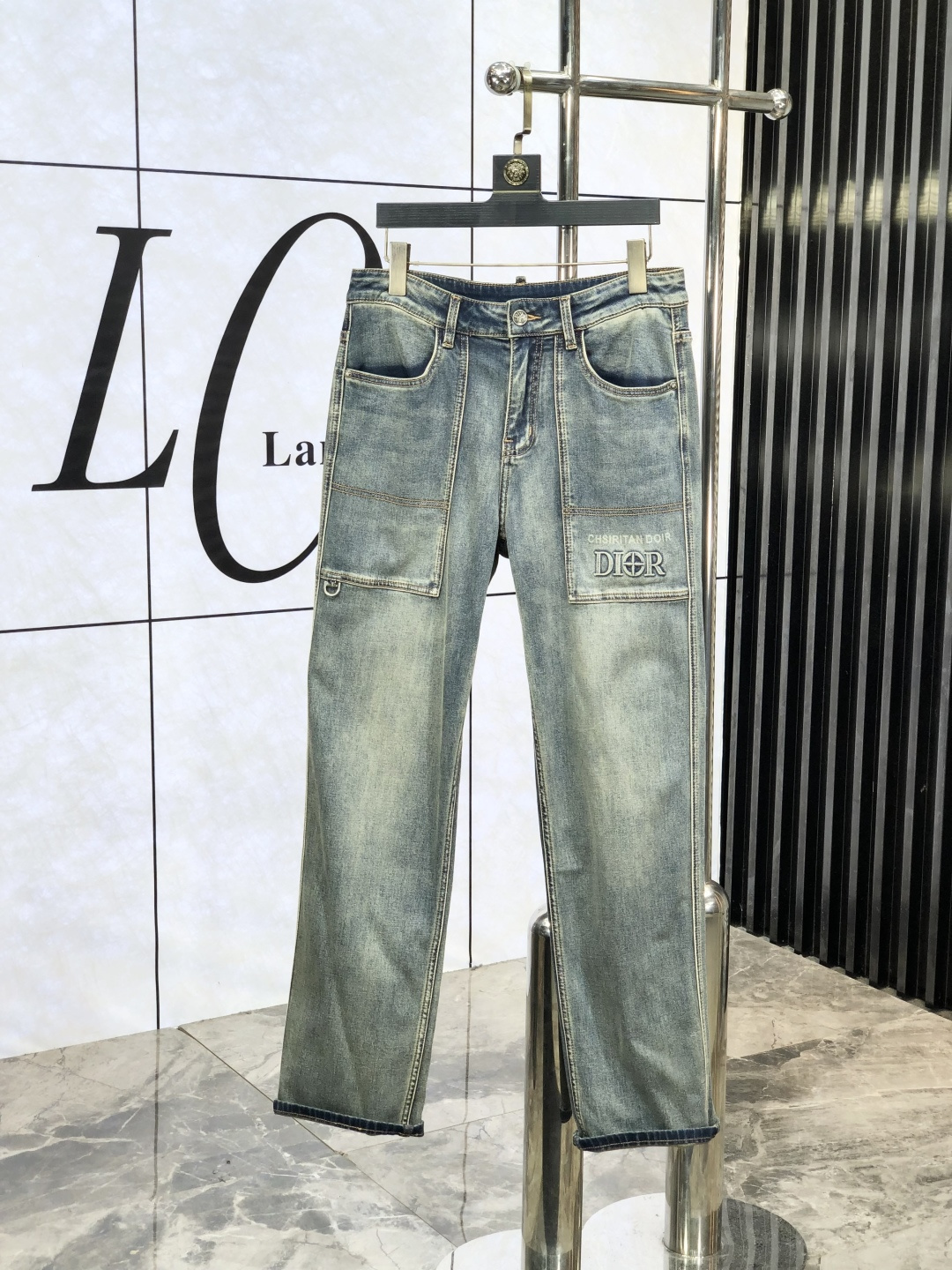 NO:161922,.Dior.'s official counter is released simultaneously, 2025SS spring and summer new men's casual jeans, original single quality, custom-made original denim fabric for counter, logo pattern design, original hardware and accessories for b trousers body, three-dimensional and clear, realistic effect, c super trendy personality, fashionable and stylish upper body!  Trendy men's must-have items 28-38, Dior, Jeans, Alexander wang19860909.Dior.官网专柜同步发售,2025SS春夏新品男士休闲牛仔裤,原单品质,专柜定制原版牛仔面料,logo图案设计,b裤身原版五金辅料装饰,立体清晰,效果逼真,c超级潮流个性,上身时尚有型！潮男必备单品 码数28-38,,dior,jeans,alexander wang,Men's clothing