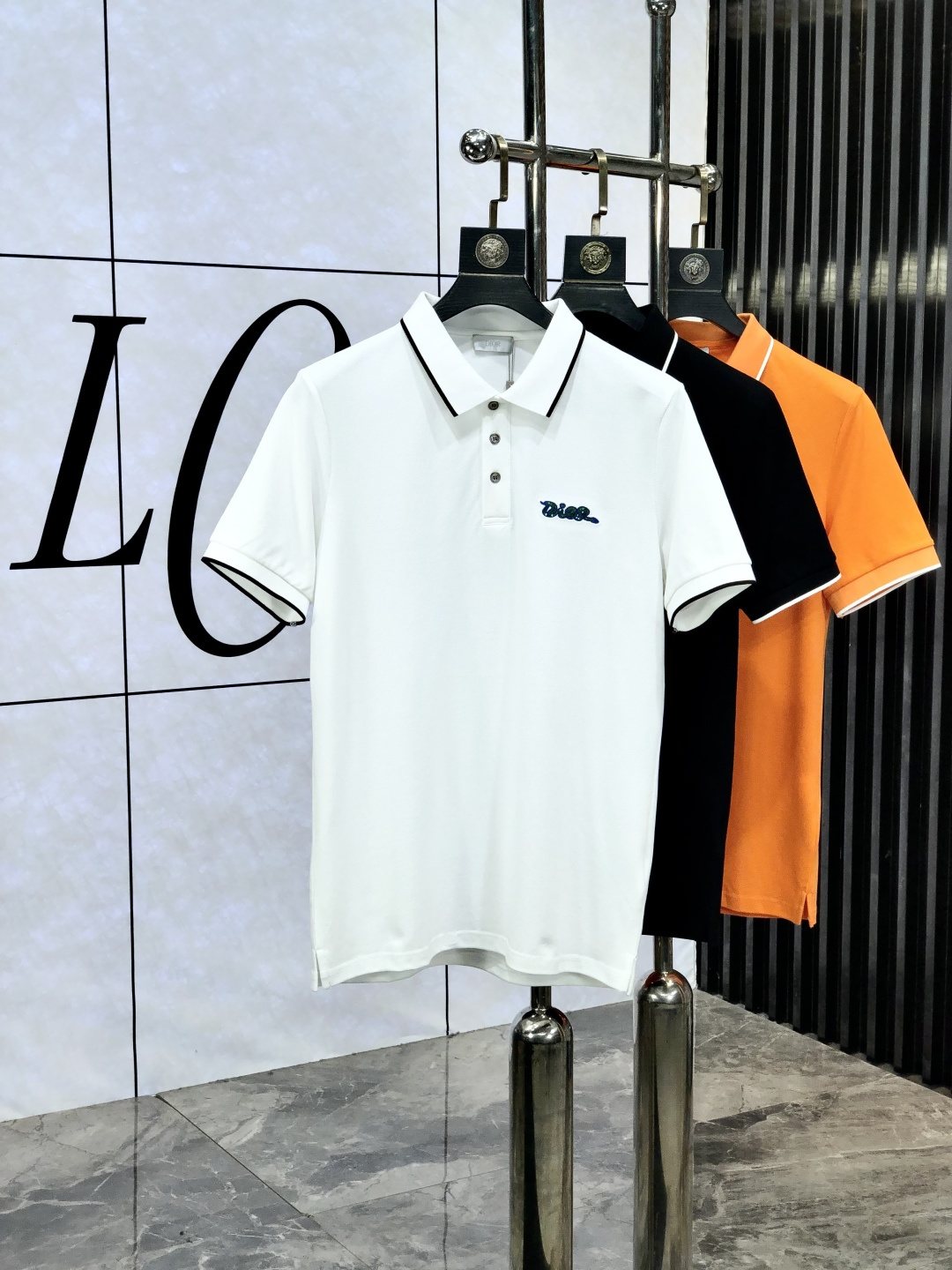 NO:161926,.Dior.2025 spring and summer new men's logo short-sleeved polo shirt, continuing the classic casual lapel POLO shirt. This polo shirt is made of beaded floor fabric, and the timeless design can transcend fashion trends. b Classic style, brand LOGO three-dimensional and unique, making the overall more detailed. The combination style, the fabric is made of cotton beaded material, comfortable, skin-friendly, breathable, and is a very practical model for daily commuting and leisure. Highly recommended. Size M-3XL m wear 175/130,,dior,T-shirt,alexander wang19860909.Dior.2025春夏新款男士标识短袖polo衫,延续经典休闲翻领POLO恤.该款Polo衫采用珠地面料制成,隽永设计可跨越时尚潮流.b经典款型,品牌LOGO立体别致,让整体更具细节感 合体的版型,面料采用全棉珠地料,舒适,亲肤,透气好,平时通勤休闲都很实穿的一款 强烈推荐.尺码M-3XL m穿175/130,,dior,T-shirt,alexander wang,Men's clothing
