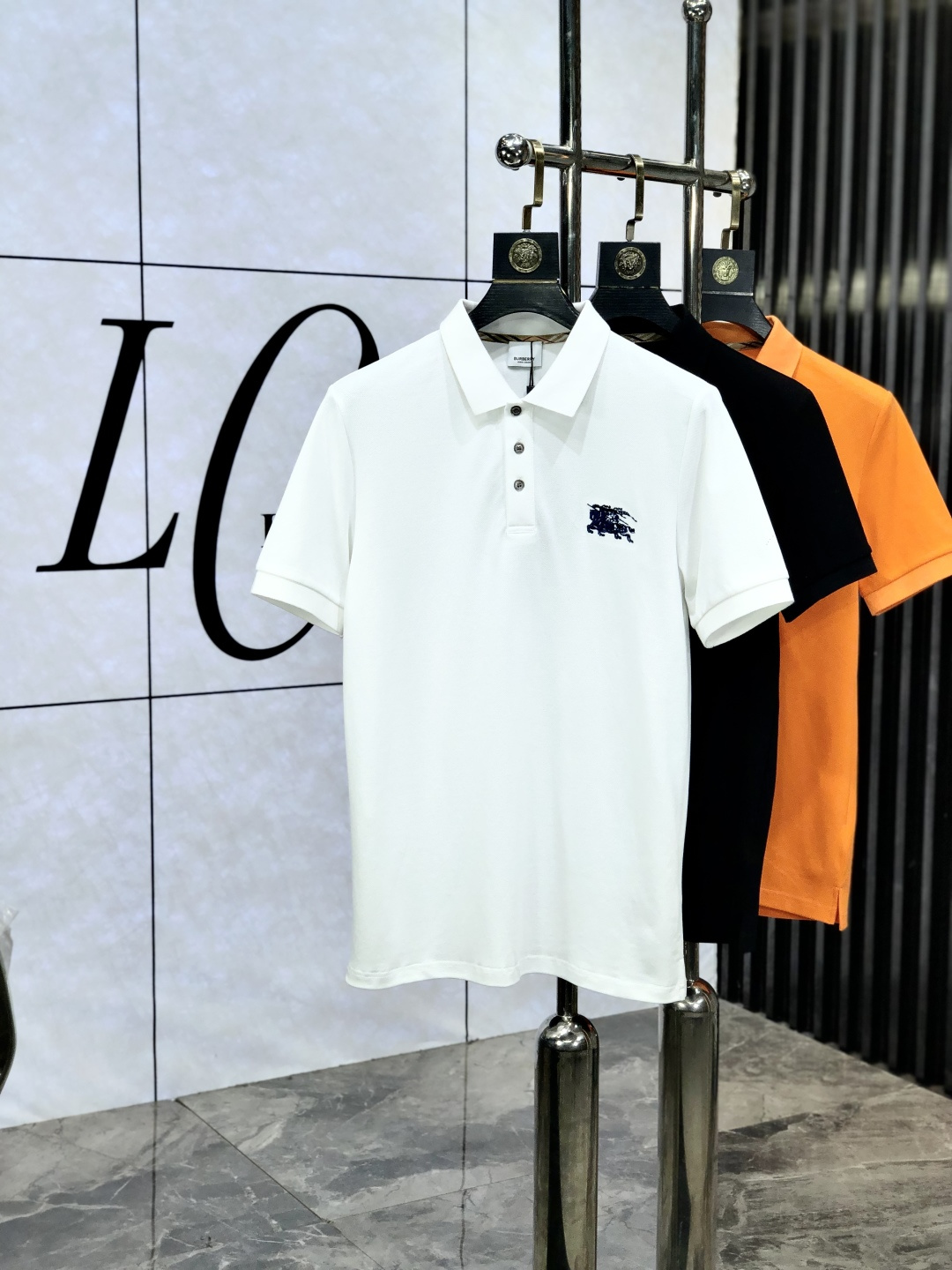 NO:161909,.Burberry. The new spring and summer 2025 new men's logo short-sleeved polo shirt, continuing the classic casual lapel POLO shirt. This polo shirt is made of beaded floor fabric, and the timeless design can transcend fashion trends. b Classic style, the brand LOGO three-dimensional and unique, making the overall more detailed. The combination style, the fabric is made of cotton beaded material, comfortable, skin-friendly, breathable, and is a very practical wear for daily commuting and leisure. Highly recommended. Size M-3XL m wear 175/130, burberry, T-shirt, alexander wang19860909.巴宝莉.2025春夏新款男士标识短袖polo衫,延续经典休闲翻领POLO恤.该款Polo衫采用珠地面料制成,隽永设计可跨越时尚潮流.b经典款型,品牌LOGO立体别致,让整体更具细节感 合体的版型,面料采用全棉珠地料,舒适,亲肤,透气好,平时通勤休闲都很实穿的一款 强烈推荐.尺码M-3XL m穿175/130,,burberry,T-shirt,alexander wang,Men's clothing