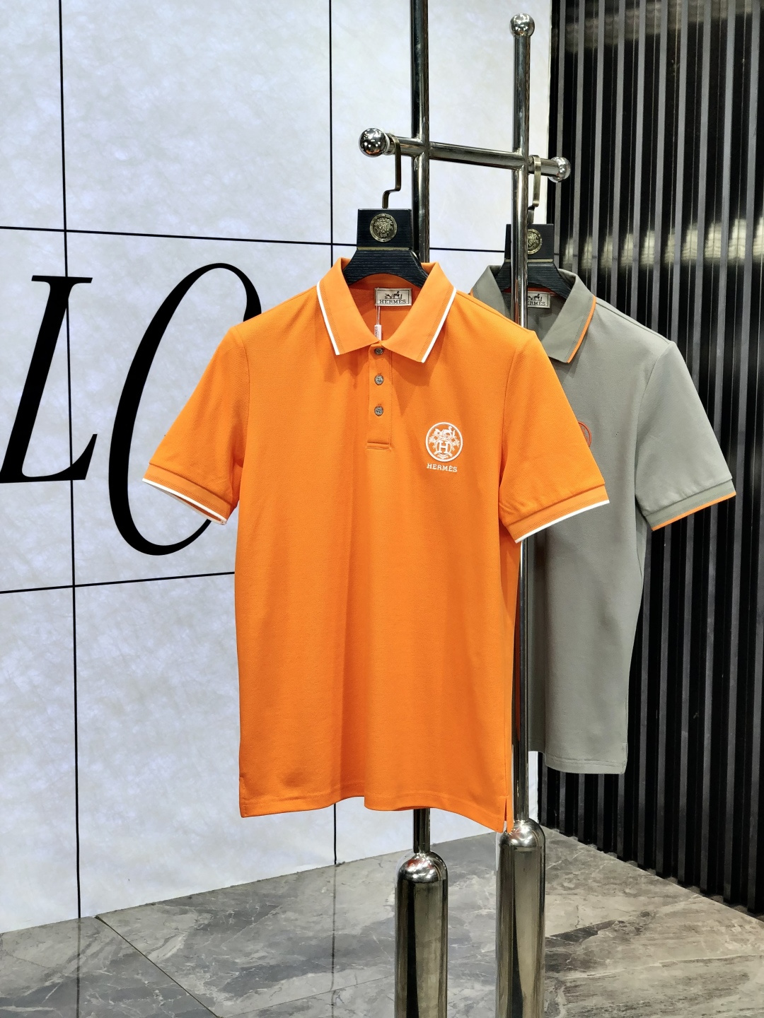 NO:161911,.Hermes. 2025 spring and summer new men's logo short-sleeved polo shirt, continuing the classic casual lapel POLO shirt. This polo shirt is made of beaded floor fabric, and the timeless design can transcend fashion trends. b Classic style, brand LOGO three-dimensional and unique, making the overall more detailed. The combination style, the fabric is made of cotton beaded material, comfortable, skin-friendly, breathable, and is a very practical wear for daily commuting and leisure. Highly recommended. Size M-3XL m wear 175/130, hermes, T-shirt, alexander wang19860909.爱马仕.2025春夏新款男士标识短袖polo衫,延续经典休闲翻领POLO恤.该款Polo衫采用珠地面料制成,隽永设计可跨越时尚潮流.b经典款型,品牌LOGO立体别致,让整体更具细节感 合体的版型,面料采用全棉珠地料,舒适,亲肤,透气好,平时通勤休闲都很实穿的一款 强烈推荐.尺码M-3XL m穿175/130,,hermes,T-shirt,alexander wang,Men's clothing