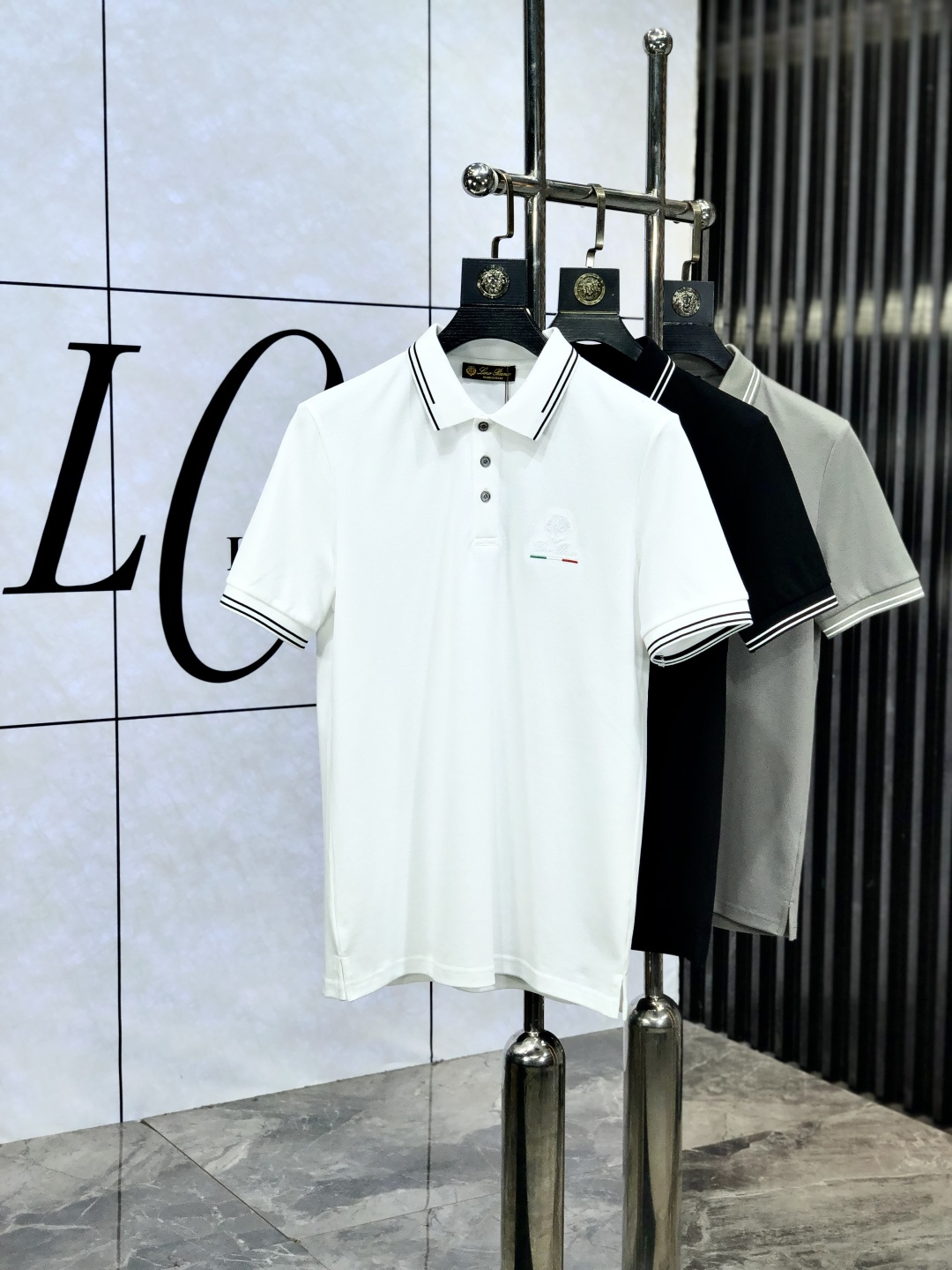 NO:161913,.LP. 2025 spring and summer new men's logo short-sleeved polo shirt, continuing the classic casual lapel POLO shirt. This polo shirt is made of beaded floor fabric, and the timeless design can transcend fashion trends. b Classic style, brand LOGO three-dimensional and unique, making the overall more detailed. The combination style, the fabric is made of cotton beaded material, comfortable, skin-friendly, breathable, and is a very practical wear for daily commuting and leisure. Highly recommended. Size M-3XL m wear 175/130, loro piano, T-shirt, alexander wang19860909.LP.2025春夏新款男士标识短袖polo衫,延续经典休闲翻领POLO恤.该款Polo衫采用珠地面料制成,隽永设计可跨越时尚潮流.b经典款型,品牌LOGO立体别致,让整体更具细节感 合体的版型,面料采用全棉珠地料,舒适,亲肤,透气好,平时通勤休闲都很实穿的一款 强烈推荐.尺码M-3XL m穿175/130,,loro piana,T-shirt,alexander wang,Men's clothing