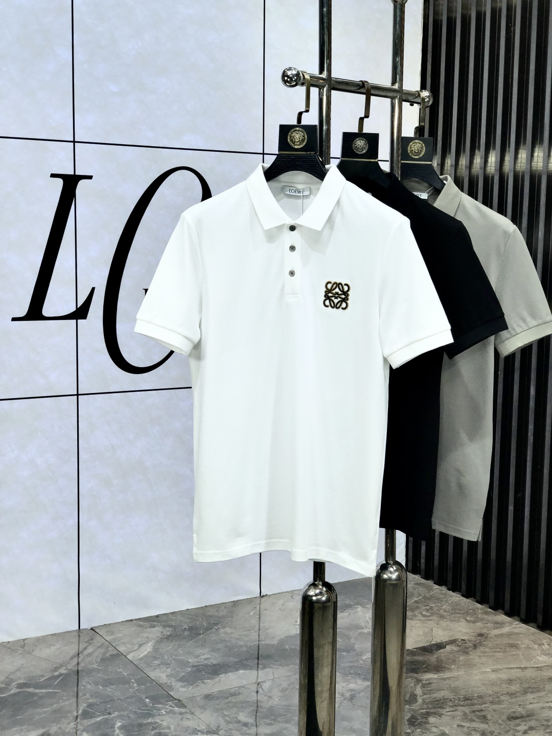 NO:161915,.Luo Yiwei. 2025 spring and summer new men's logo short-sleeved polo shirt, continuing the classic casual lapel POLO shirt. This polo shirt is made of beaded floor fabric, and the timeless design can transcend fashion trends. b Classic style, brand LOGO three-dimensional and unique, making the overall more detailed. The combination style, the fabric is made of cotton beaded material, comfortable, skin-friendly, breathable, and is a very practical wear for daily commuting and leisure. Highly recommended. Size M-3XL m wear 175/130,,loewe, T-shirt, alexander wang19860909.罗意威.2025春夏新款男士标识短袖polo衫,延续经典休闲翻领POLO恤.该款Polo衫采用珠地面料制成,隽永设计可跨越时尚潮流.b经典款型,品牌LOGO立体别致,让整体更具细节感 合体的版型,面料采用全棉珠地料,舒适,亲肤,透气好,平时通勤休闲都很实穿的一款 强烈推荐.尺码M-3XL m穿175/130,,loewe,T-shirt,alexander wang,Men's clothing