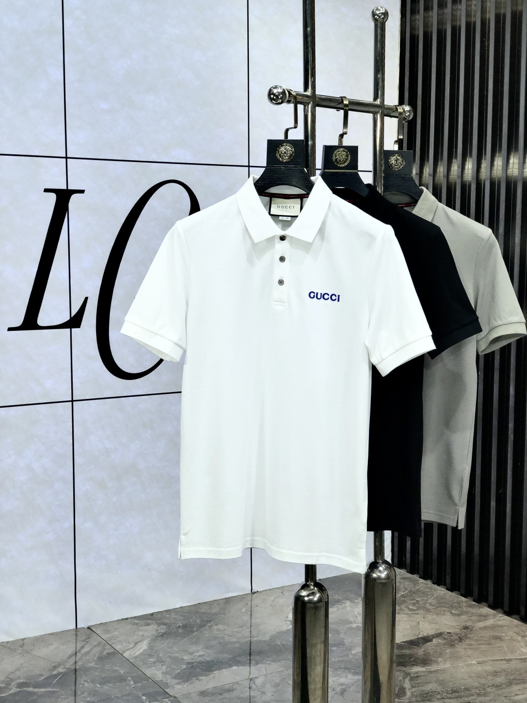 NO:161917,.Gucci.2025 spring and summer new men's logo short-sleeved polo shirt, continuing the classic casual lapel POLO shirt. This polo shirt is made of beaded floor fabric, and the timeless design can transcend fashion trends.b Classic style, brand LOGO three-dimensional and unique, making the overall more detailed. The combination style, the fabric is made of cotton beaded material, comfortable, skin-friendly, breathable, and is a very practical wear for daily commuting and leisure. Highly recommended. Size M-3XL m wear 175/130, gucci, T-shirt, alexander wang19860909.Gucci.2025春夏新款男士标识短袖polo衫,延续经典休闲翻领POLO恤.该款Polo衫采用珠地面料制成,隽永设计可跨越时尚潮流.b经典款型,品牌LOGO立体别致,让整体更具细节感 合体的版型,面料采用全棉珠地料,舒适,亲肤,透气好,平时通勤休闲都很实穿的一款 强烈推荐.尺码M-3XL m穿175/130,,gucci,T-shirt,alexander wang,Men's clothing