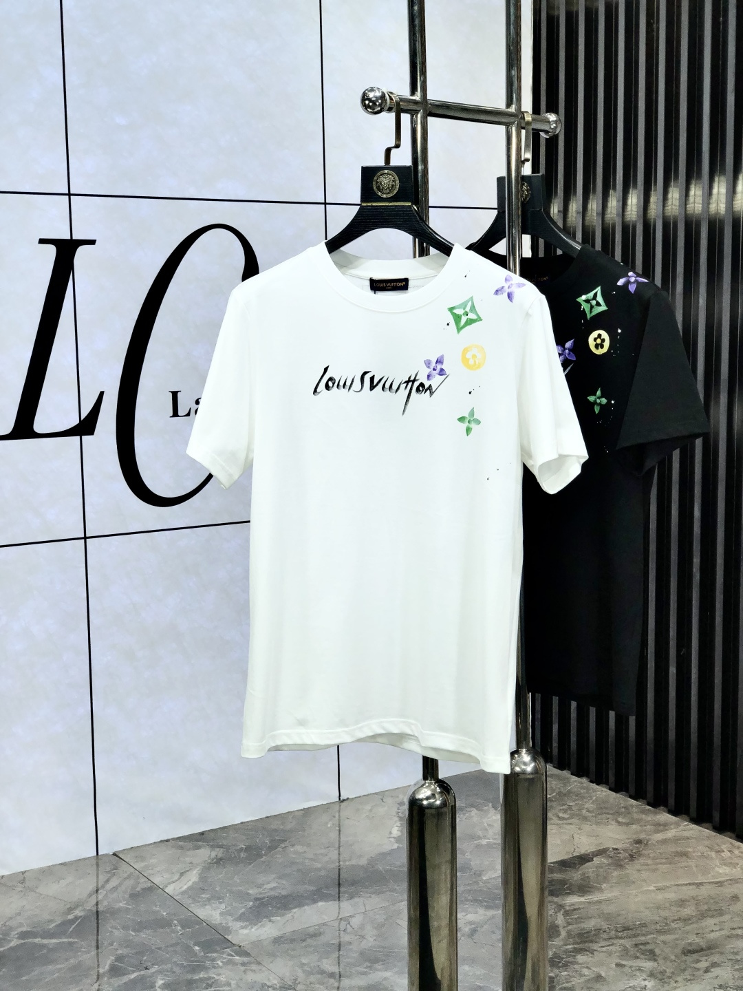 NO:161919,. Lv. Top products 2025 spring and summer new first-time counter latest short-sleeved round-neck T-shirt, high-end customization, avant-garde and fashionable design!  Brand logo heavy craftsmanship design, high-end customized original European cotton fabric, soft feel, comfortable to wear, b counter-level exquisite car line, fine workmanship, invincible and handsome upper body effect!  A must-have item for handsome men!  Count s-xxL.s wear 175/130, louis vuitton, T-shirt,tees, t-shirt,alexander wang19860909. Lv.顶级货品2025春夏新款首发专柜最新款短袖圆领T恤 高端订制 设计前卫时尚！品牌logo重工艺设计 高端定制原版欧棉面料.手感柔软.穿着舒适.b专柜级别精致车线.做工精细.上身效果无敌帅气！型男必备单品！码数s-xxL.s穿175/130,,louis vuitton,T-shirt,tees，t-shirt,alexander wang,Men's clothing