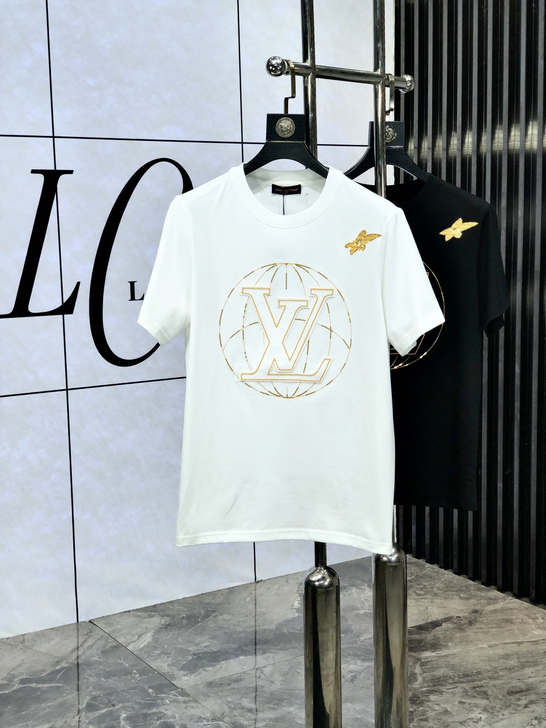 NO:161921,. Lv. Top products 2025 spring and summer new first-time counter latest short-sleeved round-neck T-shirt, high-end customization, avant-garde and fashionable design!  Brand logo heavy craftsmanship design, high-end customized original European cotton fabric, soft feel, comfortable to wear, b counter-level exquisite car line, fine workmanship, invincible and handsome upper body effect!  A must-have item for handsome men!  Count s-xxL.s wear 175/130, louis vuitton, T-shirt,tees, t-shirt,alexander wang19860909. Lv .顶级货品2025春夏新款首发专柜最新款短袖圆领T恤 高端订制 设计前卫时尚！品牌logo重工艺设计 高端定制原版欧棉面料.手感柔软.穿着舒适.b专柜级别精致车线.做工精细.上身效果无敌帅气！型男必备单品！码数s-xxL.s穿175/130,,louis vuitton,T-shirt,tees，t-shirt,alexander wang,Men's clothing