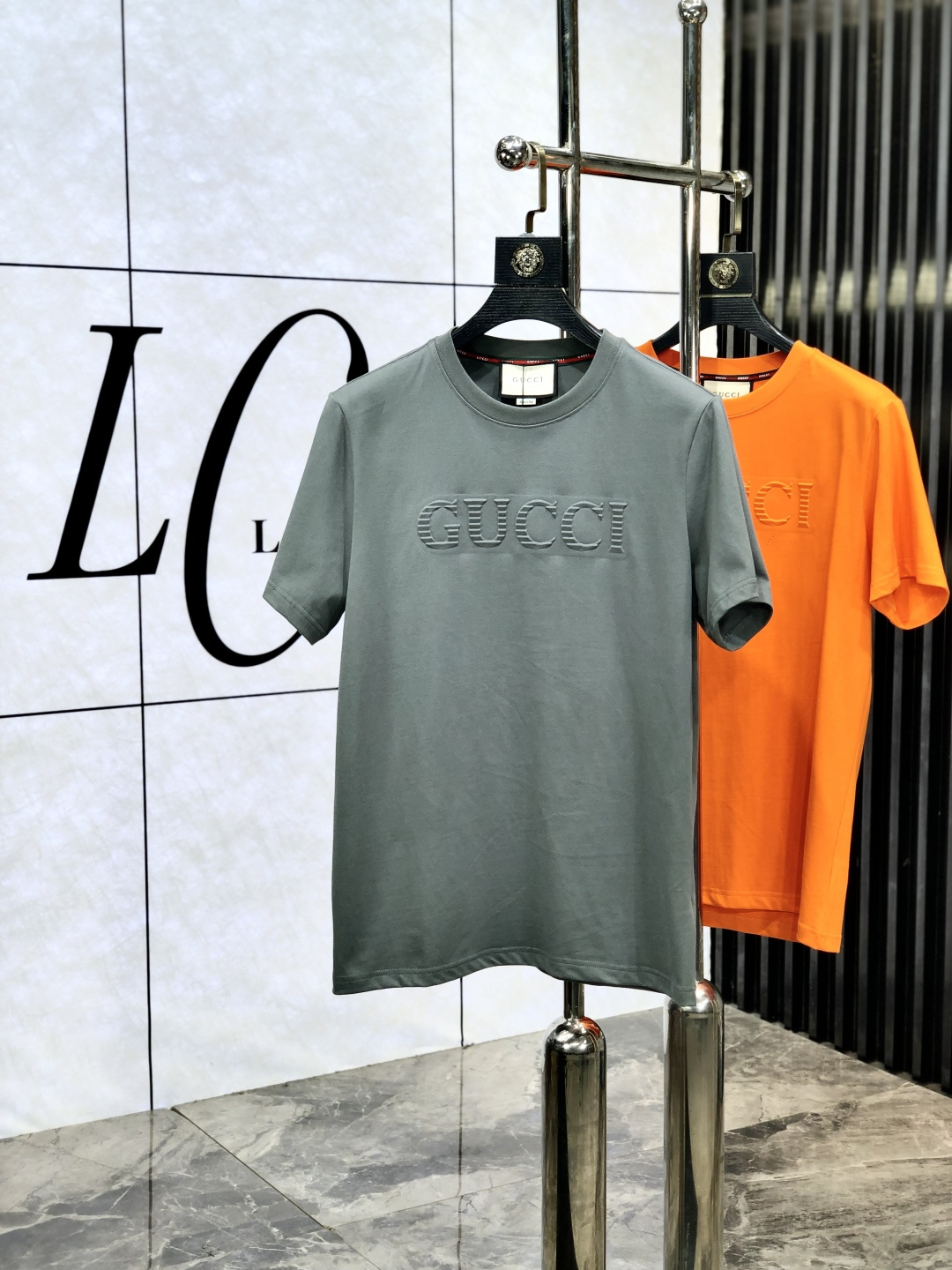 NO:161923,. Gucci. Top-level products 2025 spring and summer new first-time counter latest short-sleeved round-neck T-shirt, high-end customization, avant-garde and fashionable design!  Brand logo heavy craftsmanship design, high-end customized original European cotton fabric, soft feel, comfortable to wear, b counter-level exquisite car line, fine workmanship, invincible and handsome upper body effect!  A must-have item for handsome men!  Count s-xxL.s wear 175/130, gucci, T-shirt,tees, t-shirt,alexander wang19860909. Gucci.顶级货品2025春夏新款首发专柜最新款短袖圆领T恤 高端订制 设计前卫时尚！品牌logo重工艺设计 高端定制原版欧棉面料.手感柔软.穿着舒适.b专柜级别精致车线.做工精细.上身效果无敌帅气！型男必备单品！码数s-xxL.s穿175/130,,gucci,T-shirt,tees，t-shirt,alexander wang,Men's clothing