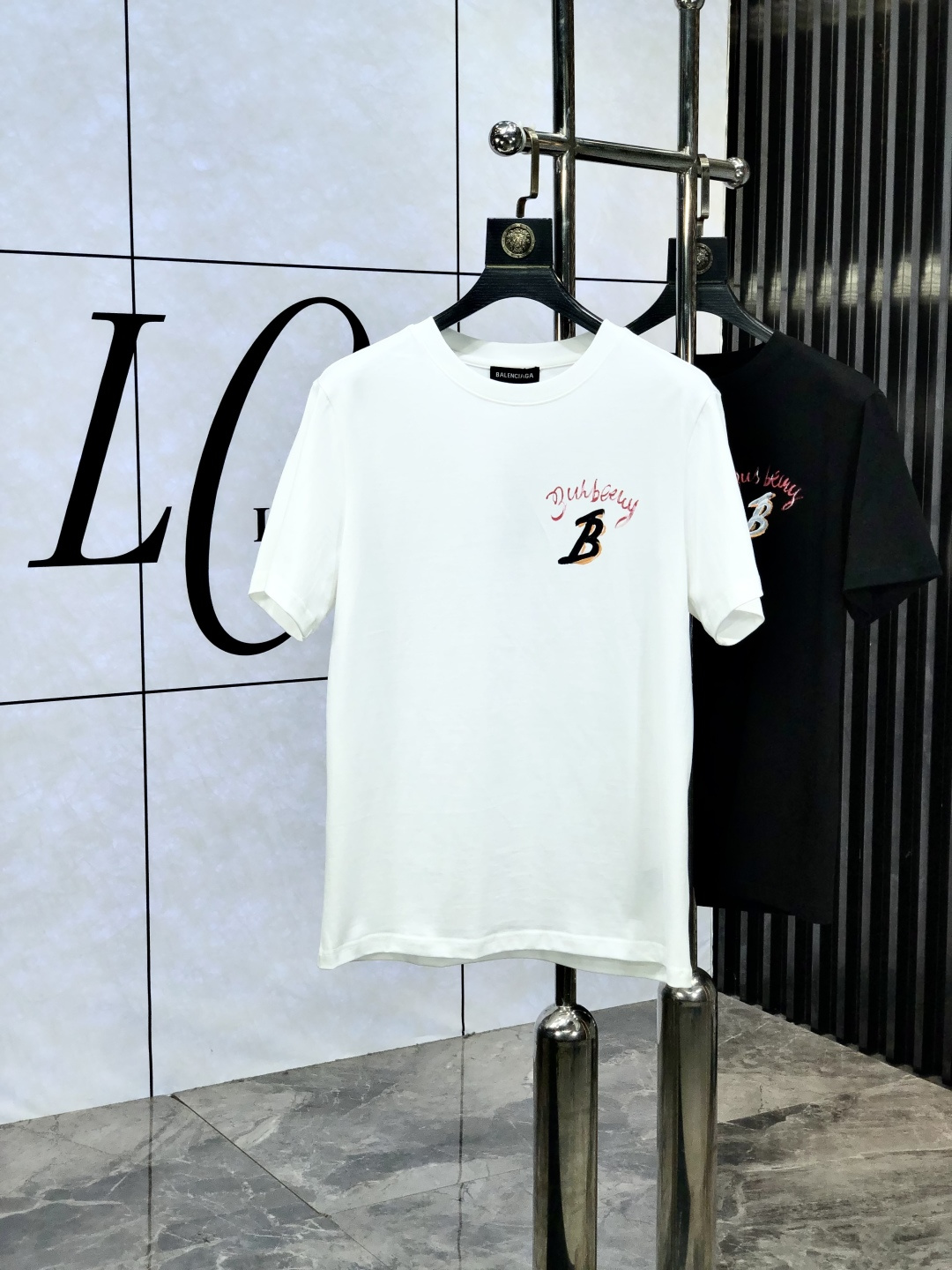 NO:161925,. Balenciaga . Top products 2025 spring and summer new first-time counter latest short-sleeved round-neck T-shirt, high-end customization, avant-garde and fashionable design!  Brand logo heavy craftsmanship design, high-end customized original European cotton fabric, soft feel, comfortable to wear, b counter-level exquisite car line, fine workmanship, invincible and handsome upper body effect!  A must-have item for handsome men!  Count s-xxL.s wear 175/130, balenciaga, T-shirt,tees, t-shirt,alexander wang19860909. 巴黎世家 .顶级货品2025春夏新款首发专柜最新款短袖圆领T恤 高端订制 设计前卫时尚！品牌logo重工艺设计 高端定制原版欧棉面料.手感柔软.穿着舒适.b专柜级别精致车线.做工精细.上身效果无敌帅气！型男必备单品！码数s-xxL.s穿175/130,,balenciaga,T-shirt,tees，t-shirt,alexander wang,Men's clothing