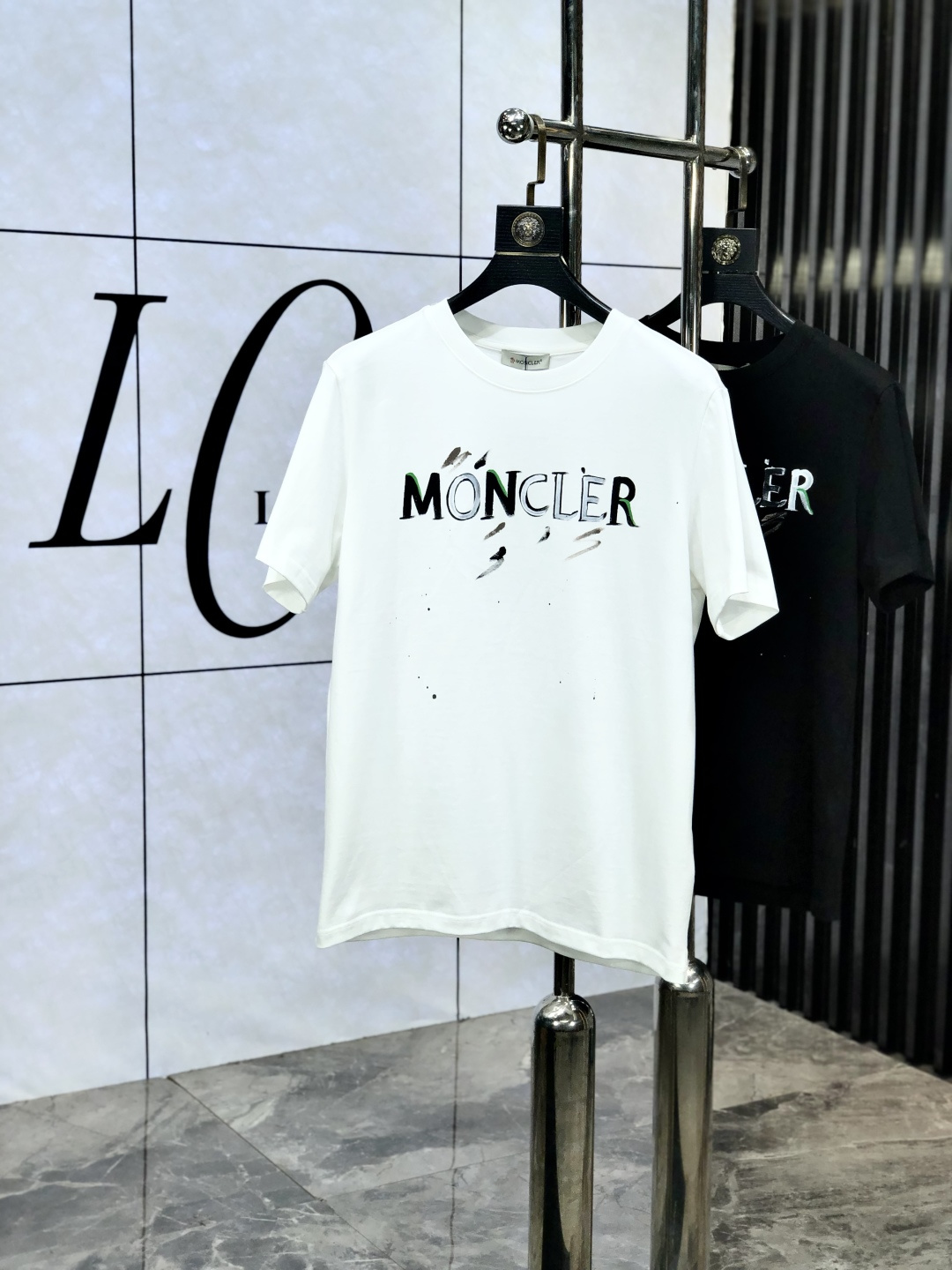 NO:161927,. Mask . Top products 2025 spring and summer new first-time counter latest short-sleeved round-neck T-shirt, high-end customization, avant-garde and fashionable design!  Brand logo heavy craftsmanship design, high-end customized original European cotton fabric, soft feel, comfortable to wear, b counter-level exquisite car line, fine workmanship, invincible and handsome upper body effect!  A must-have item for handsome men!  Count s-xxL.s wear 175/130, Moncler, T-shirt,tees, t-shirt,alexander wang19860909. 蒙口 .顶级货品2025春夏新款首发专柜最新款短袖圆领T恤 高端订制 设计前卫时尚！品牌logo重工艺设计 高端定制原版欧棉面料.手感柔软.穿着舒适.b专柜级别精致车线.做工精细.上身效果无敌帅气！型男必备单品！码数s-xxL.s穿175/130,,Moncler,T-shirt,tees，t-shirt,alexander wang,Men's clothing