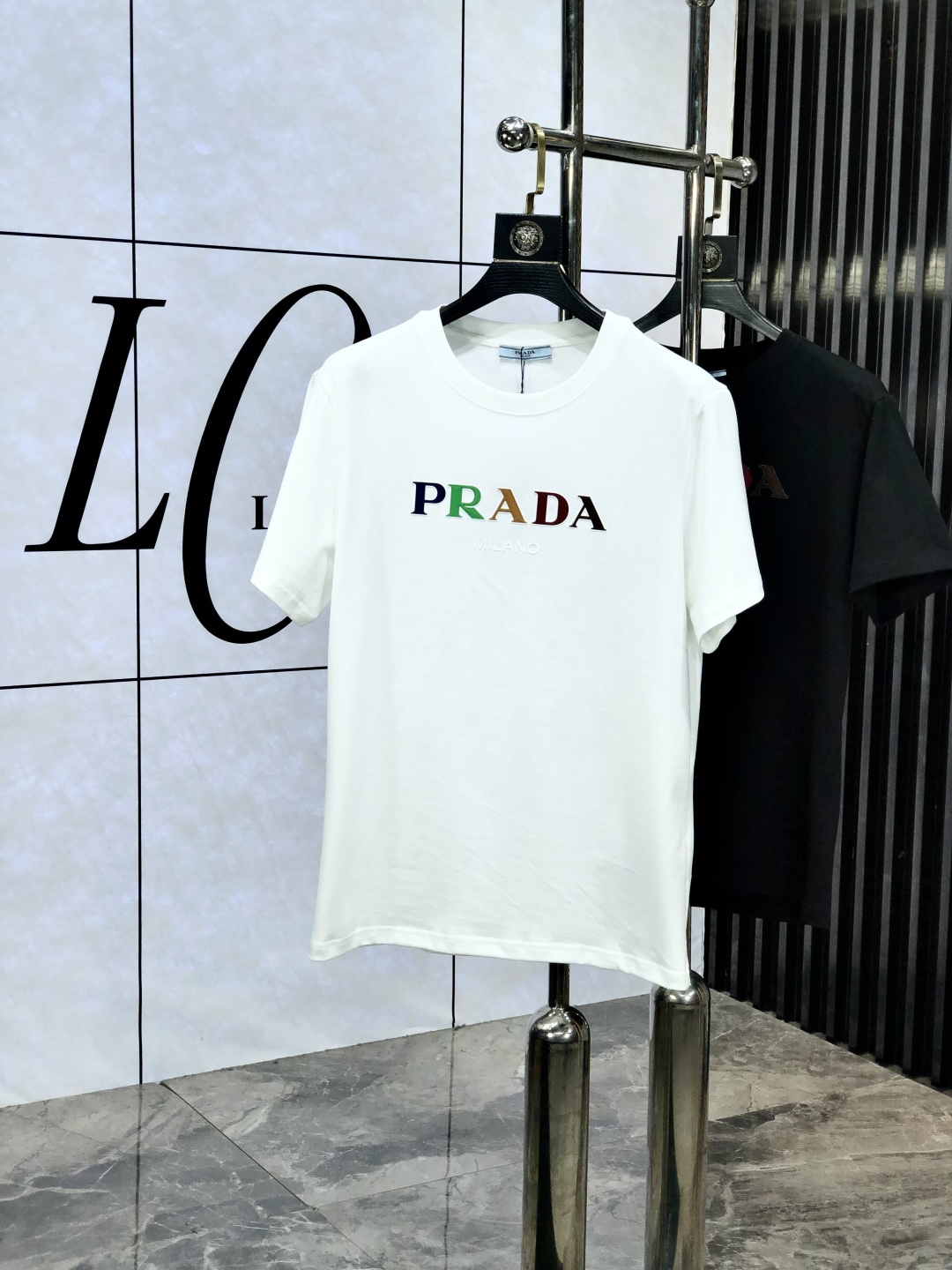 NO:161928,. Prada. Top products 2025 spring and summer new first-time counter latest short-sleeved round-neck T-shirt, high-end customization, avant-garde and fashionable design!  Brand logo heavy craftsmanship design, high-end customized original European cotton fabric, soft feel, comfortable to wear, b counter-level exquisite car line, fine workmanship, invincible and handsome upper body effect!  A must-have item for handsome men!  Count s-xxL.s wear 175/130, prada, T-shirt,tees, t-shirt,alexander wang19860909. 普拉达.顶级货品2025春夏新款首发专柜最新款短袖圆领T恤 高端订制 设计前卫时尚！品牌logo重工艺设计 高端定制原版欧棉面料.手感柔软.穿着舒适.b专柜级别精致车线.做工精细.上身效果无敌帅气！型男必备单品！码数s-xxL.s穿175/130,,prada,T-shirt,tees，t-shirt,alexander wang,Men's clothing