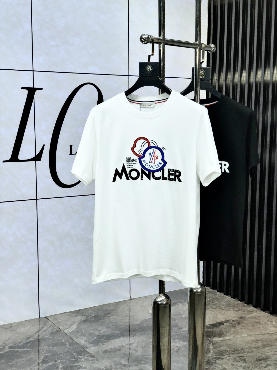 NO:161933,. Top products 2025 spring and summer new first-time counter latest short-sleeved round-neck T-shirt, high-end customization, avant-garde and fashionable design!  Brand logo heavy craftsmanship design, high-end customized original European cotton fabric, soft feel, comfortable to wear, b counter-level exquisite car line, fine workmanship, invincible and handsome upper body effect!  A must-have item for handsome men!  Count s-xxL.s wear 175/130, Moncler, T-shirt,tees, t-shirt,alexander wang19860909. 蒙口.顶级货品2025春夏新款首发专柜最新款短袖圆领T恤 高端订制 设计前卫时尚！品牌logo重工艺设计 高端定制原版欧棉面料.手感柔软.穿着舒适.b专柜级别精致车线.做工精细.上身效果无敌帅气！型男必备单品！码数s-xxL.s穿175/130,,Moncler,T-shirt,tees，t-shirt,alexander wang,Men's clothing